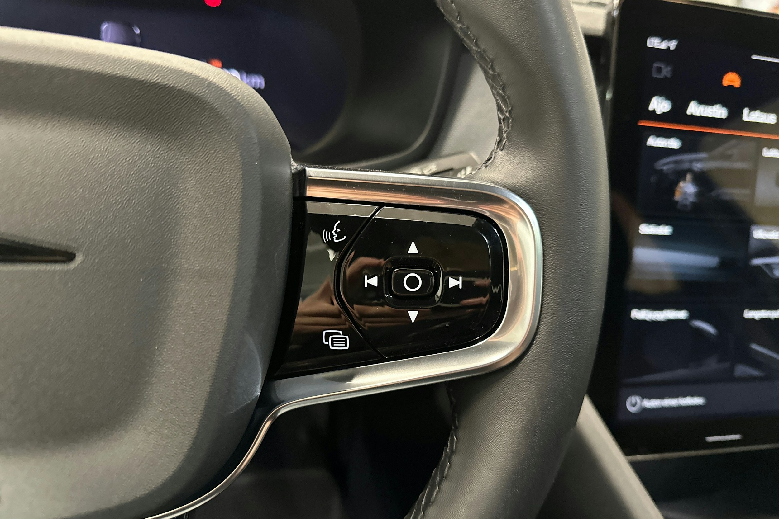 musta Polestar 2 2023 kuva 15.
