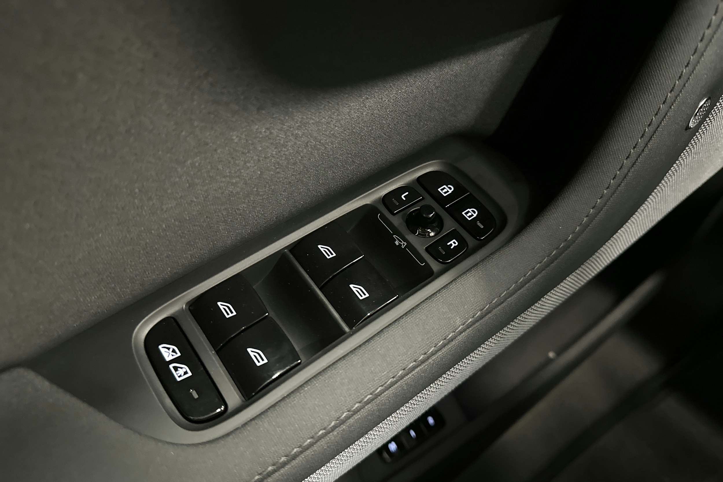 musta Polestar 2 2023 kuva 17.