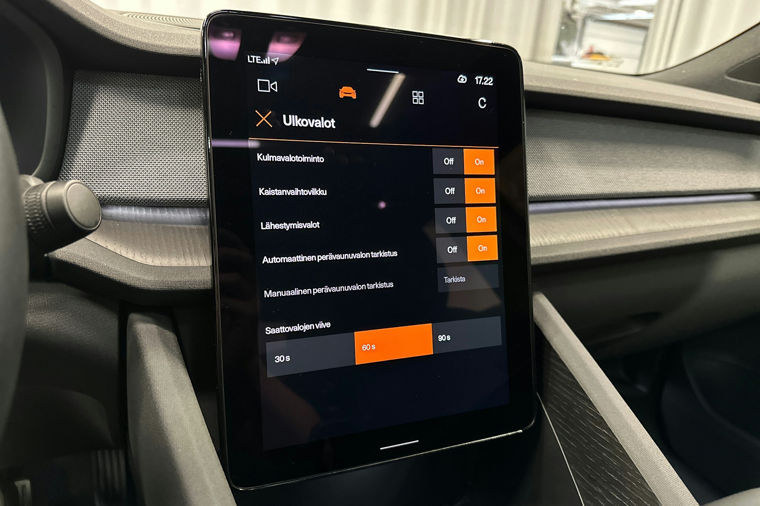 musta Polestar 2 2023 kuva 22.