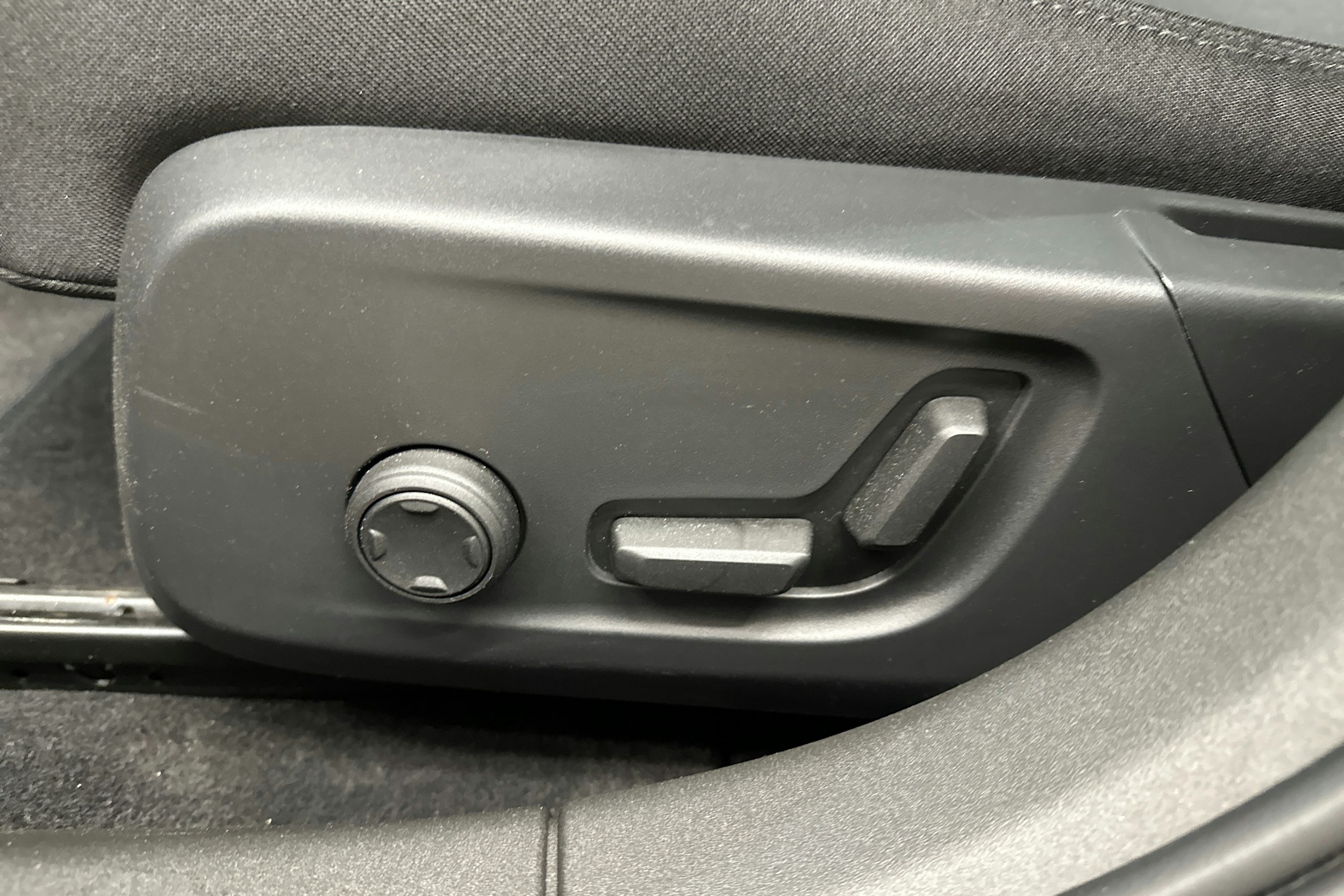 musta Polestar 2 2023 kuva 28.