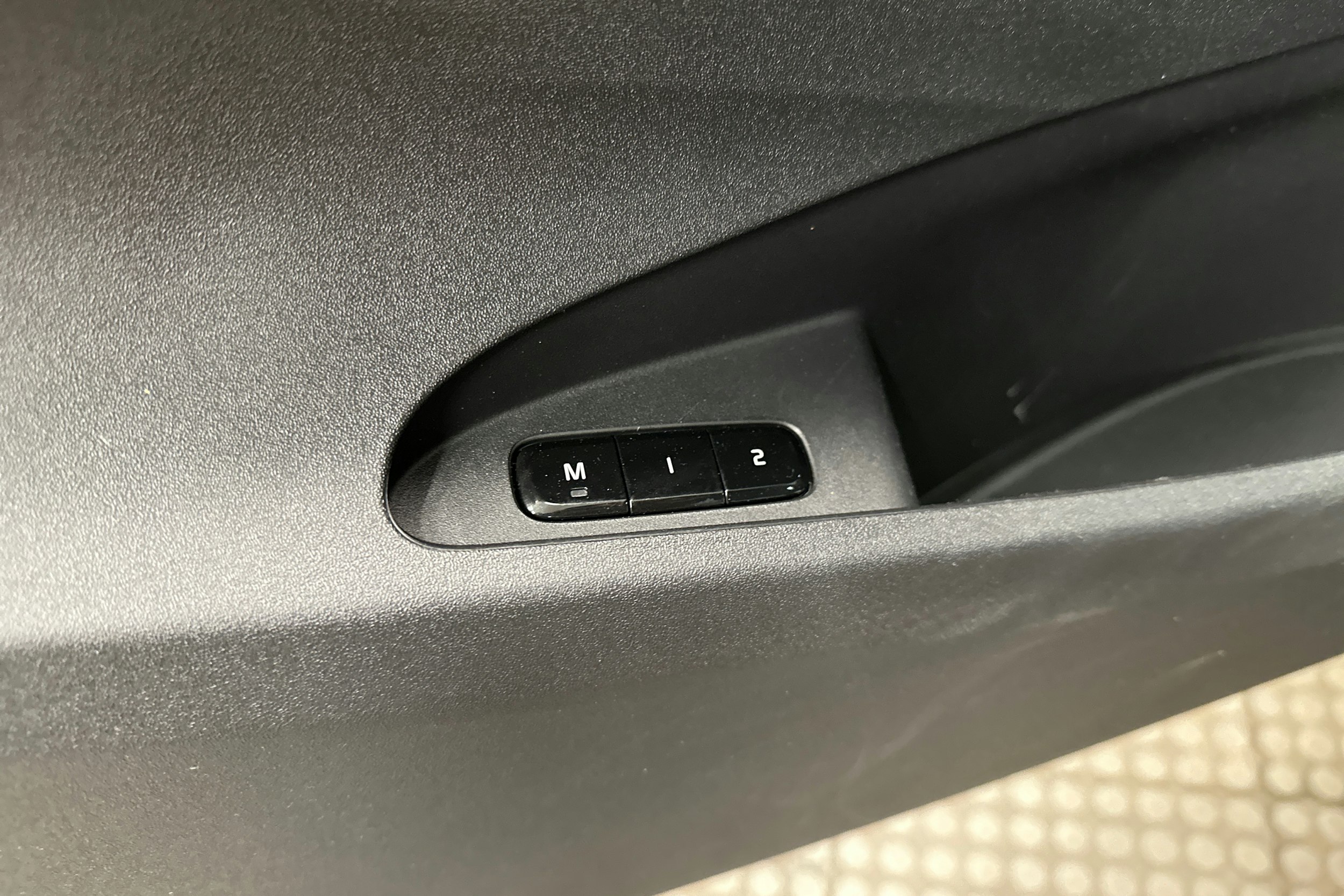 musta Polestar 2 2023 kuva 29.