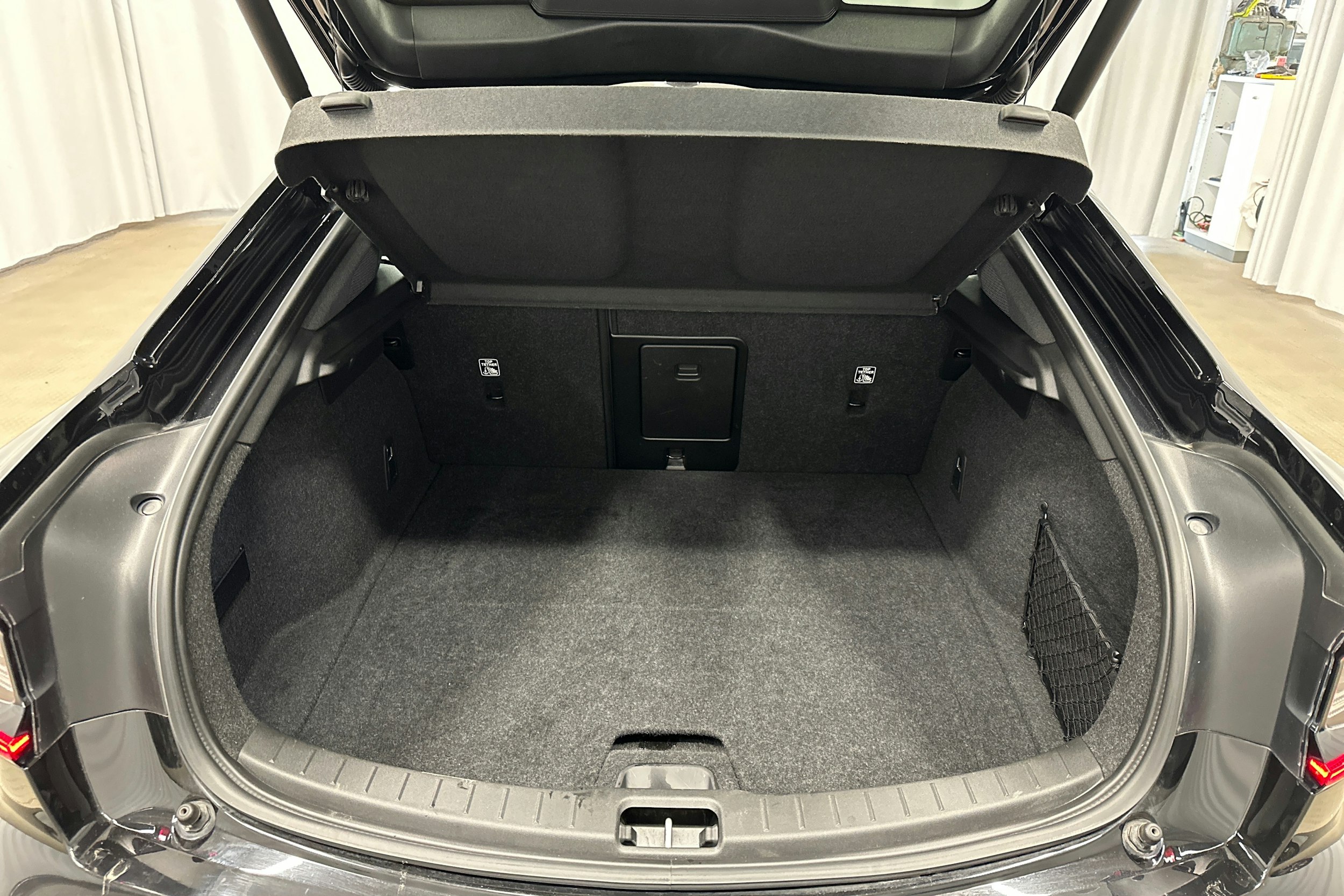 musta Polestar 2 2023 kuva 31.