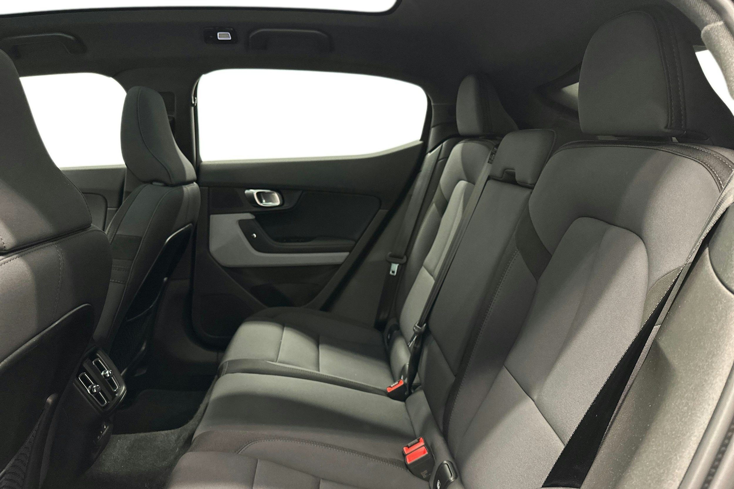 musta Polestar 2 2023 kuva 10.
