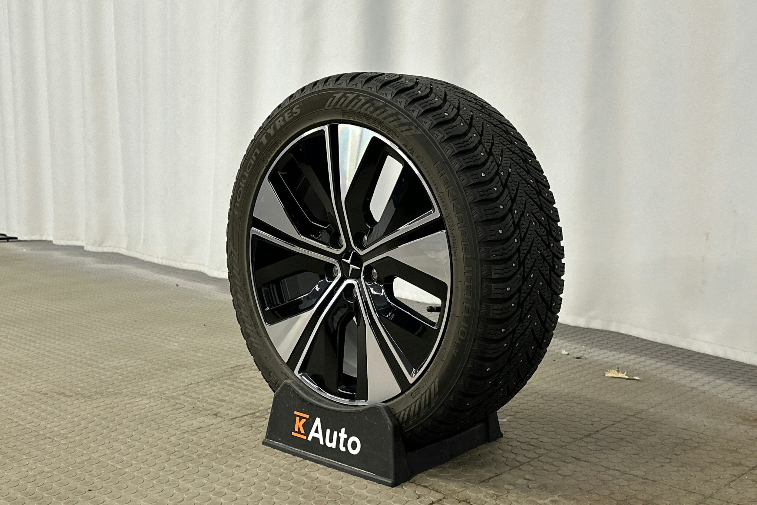 musta Polestar 2 2023 kuva 13.