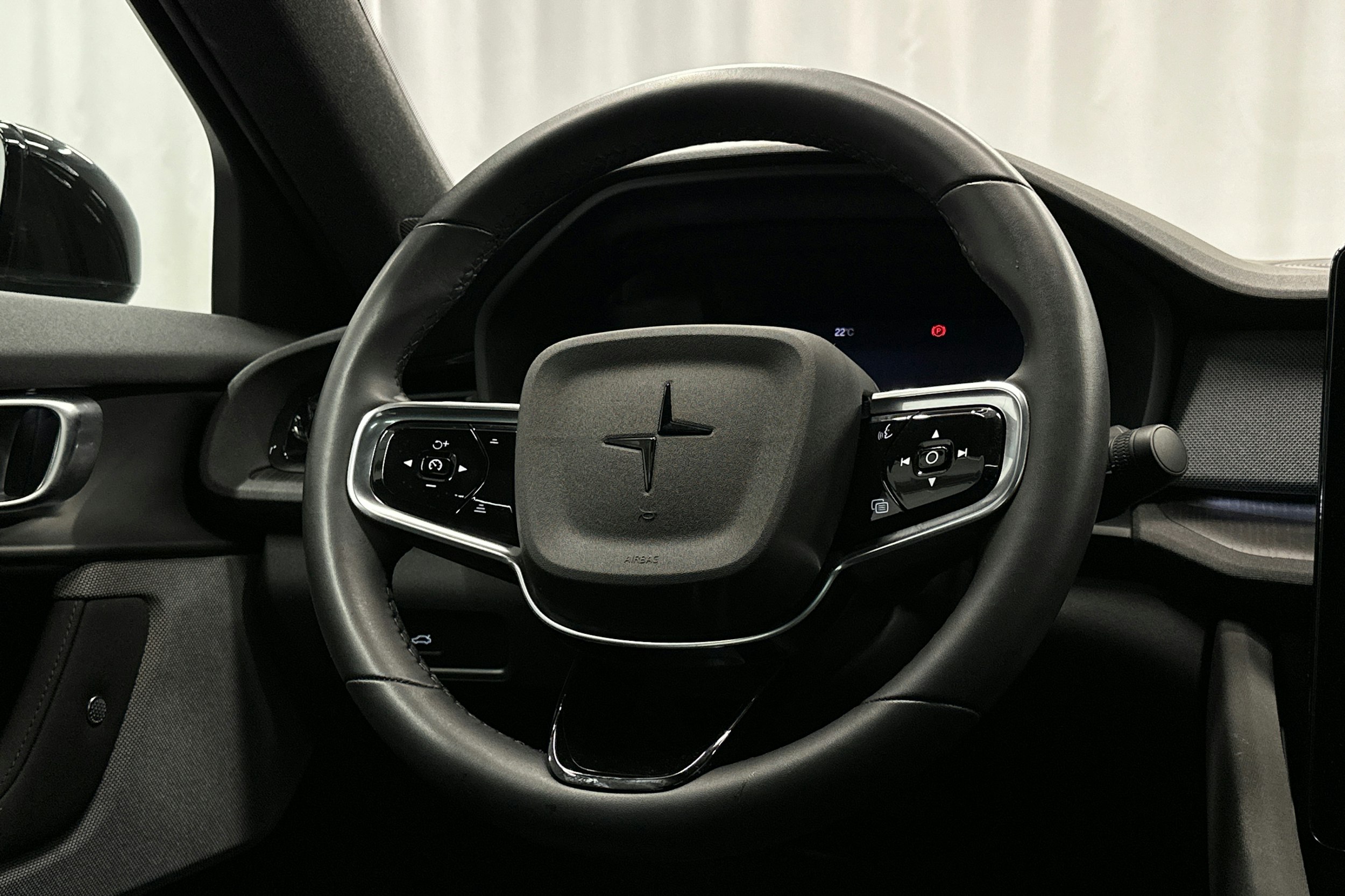 musta Polestar 2 2023 kuva 17.