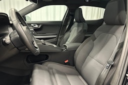 musta Polestar 2 2023 kuva 18.