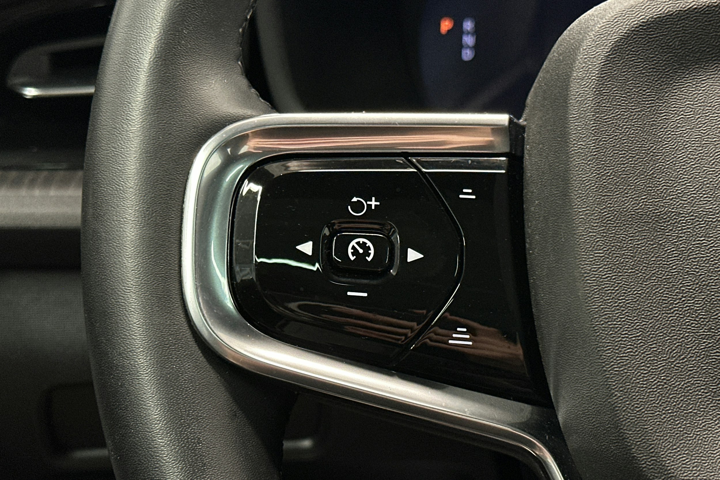 musta Polestar 2 2023 kuva 21.
