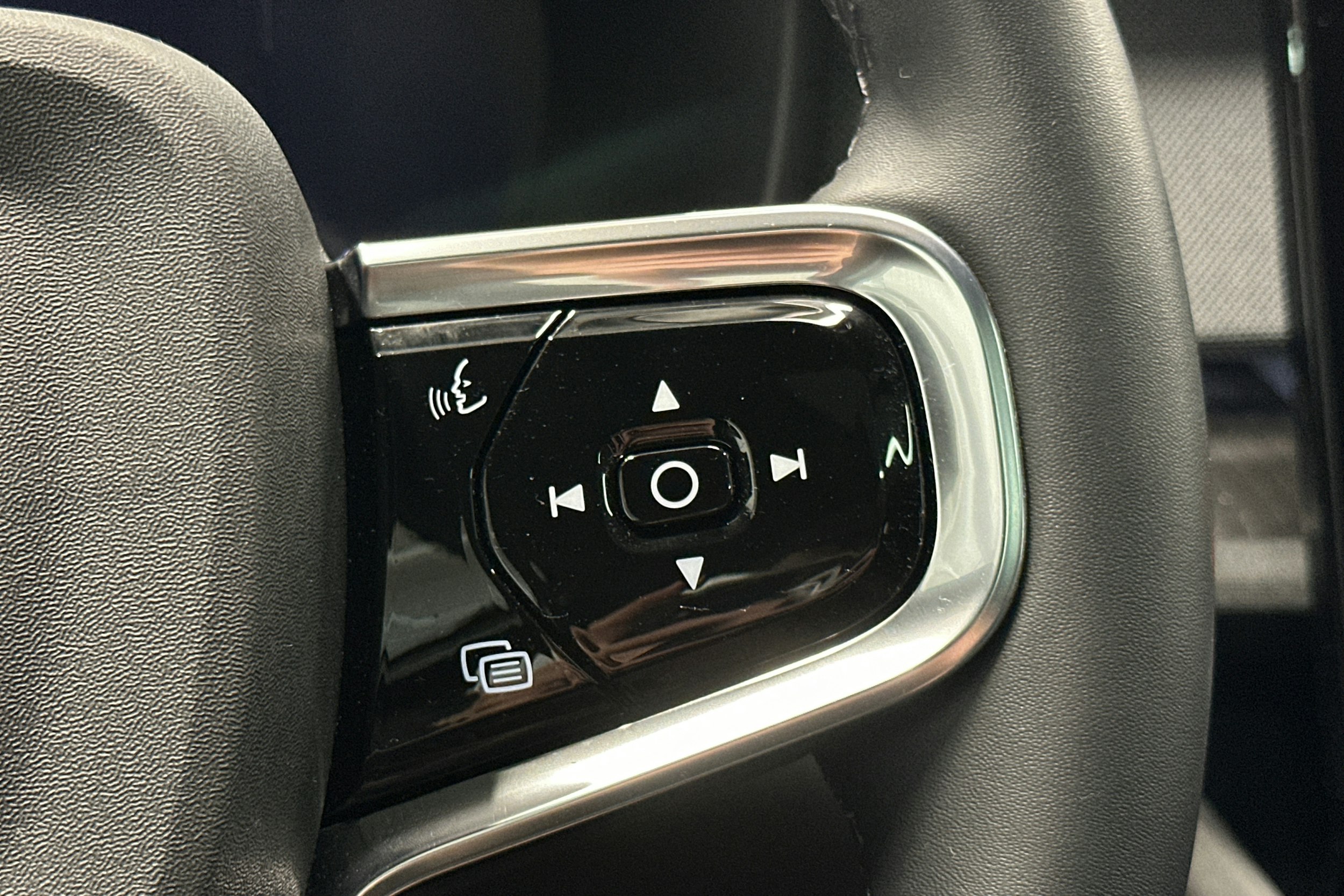 musta Polestar 2 2023 kuva 22.