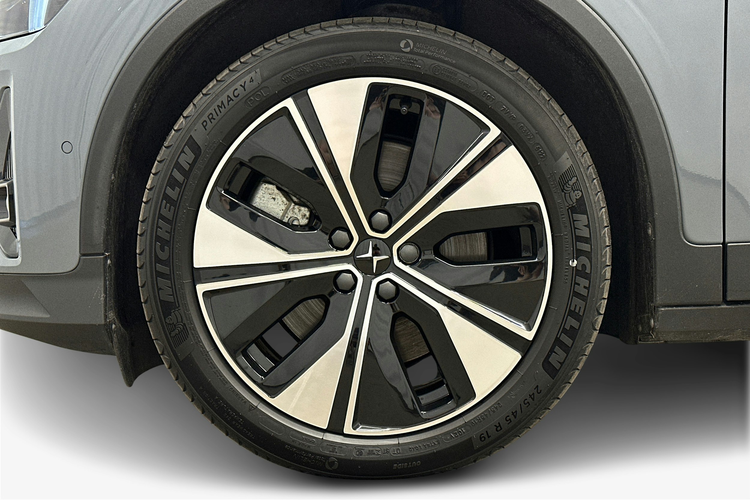 harmaa Polestar 2 2023 kuva 11.