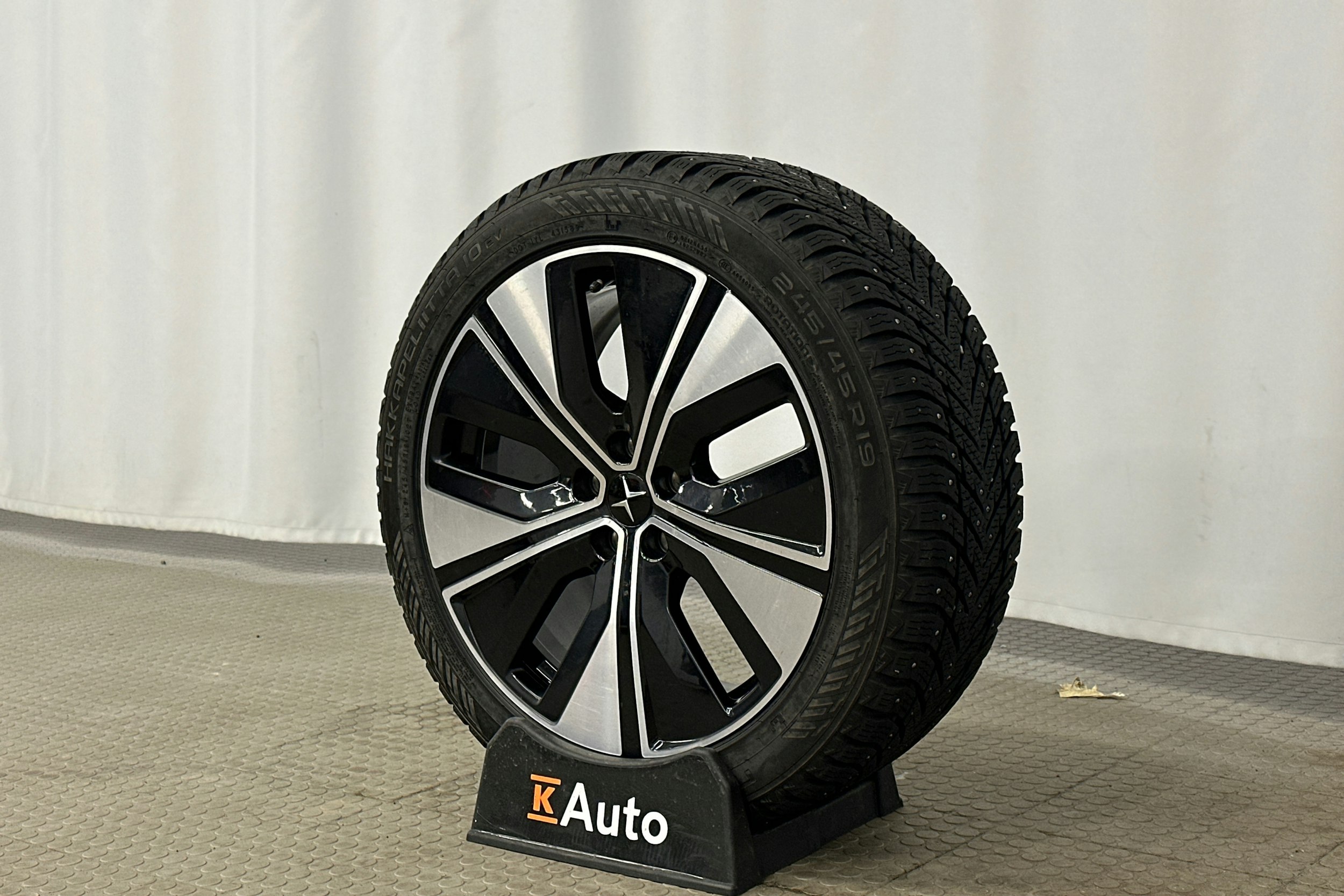 harmaa Polestar 2 2023 kuva 13.