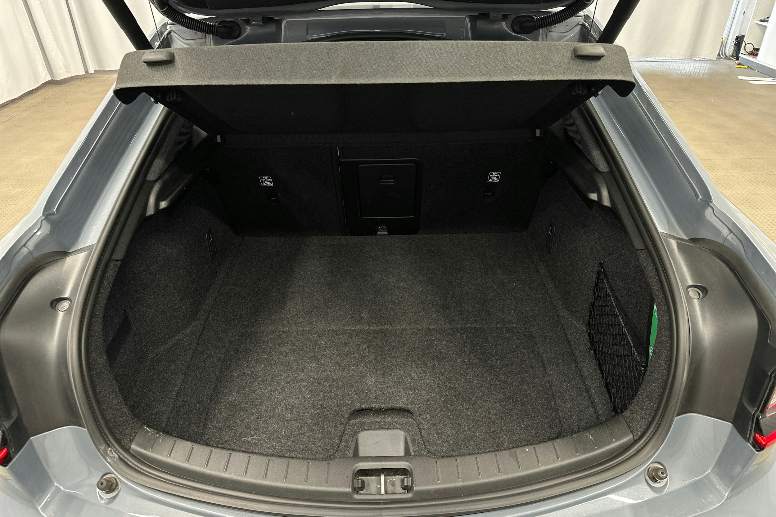 harmaa Polestar 2 2023 kuva 14.