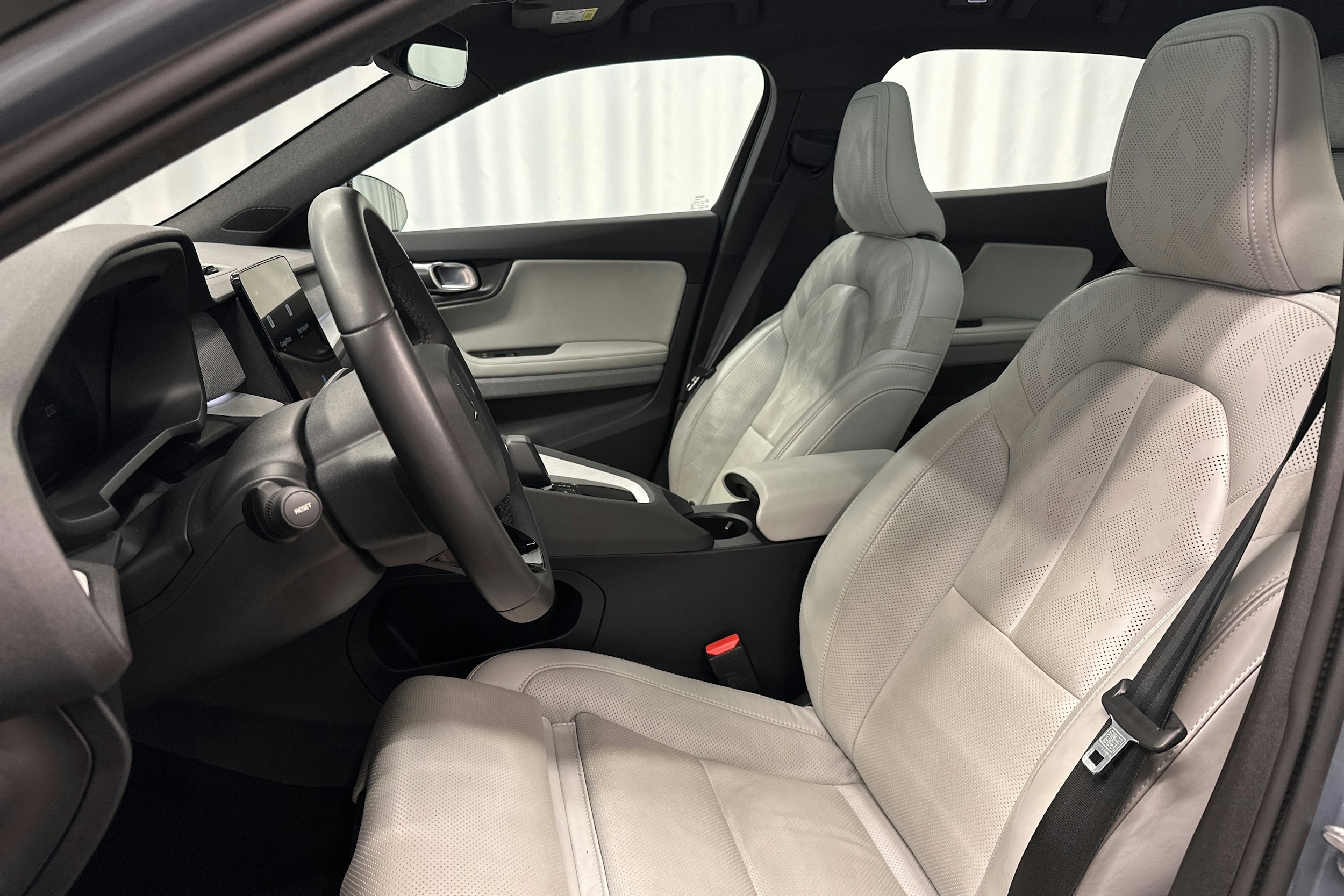 harmaa Polestar 2 2023 kuva 18.