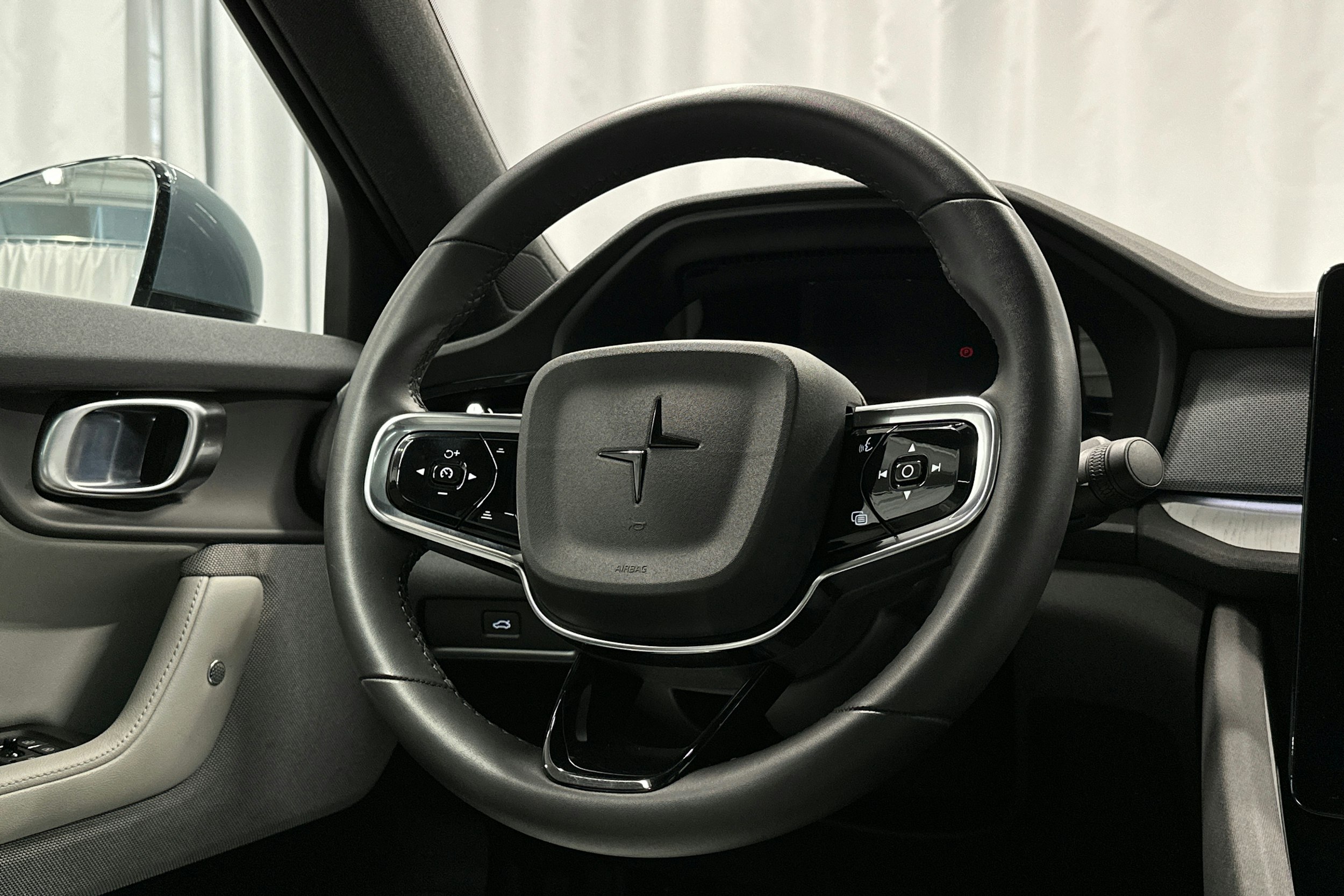 harmaa Polestar 2 2023 kuva 21.