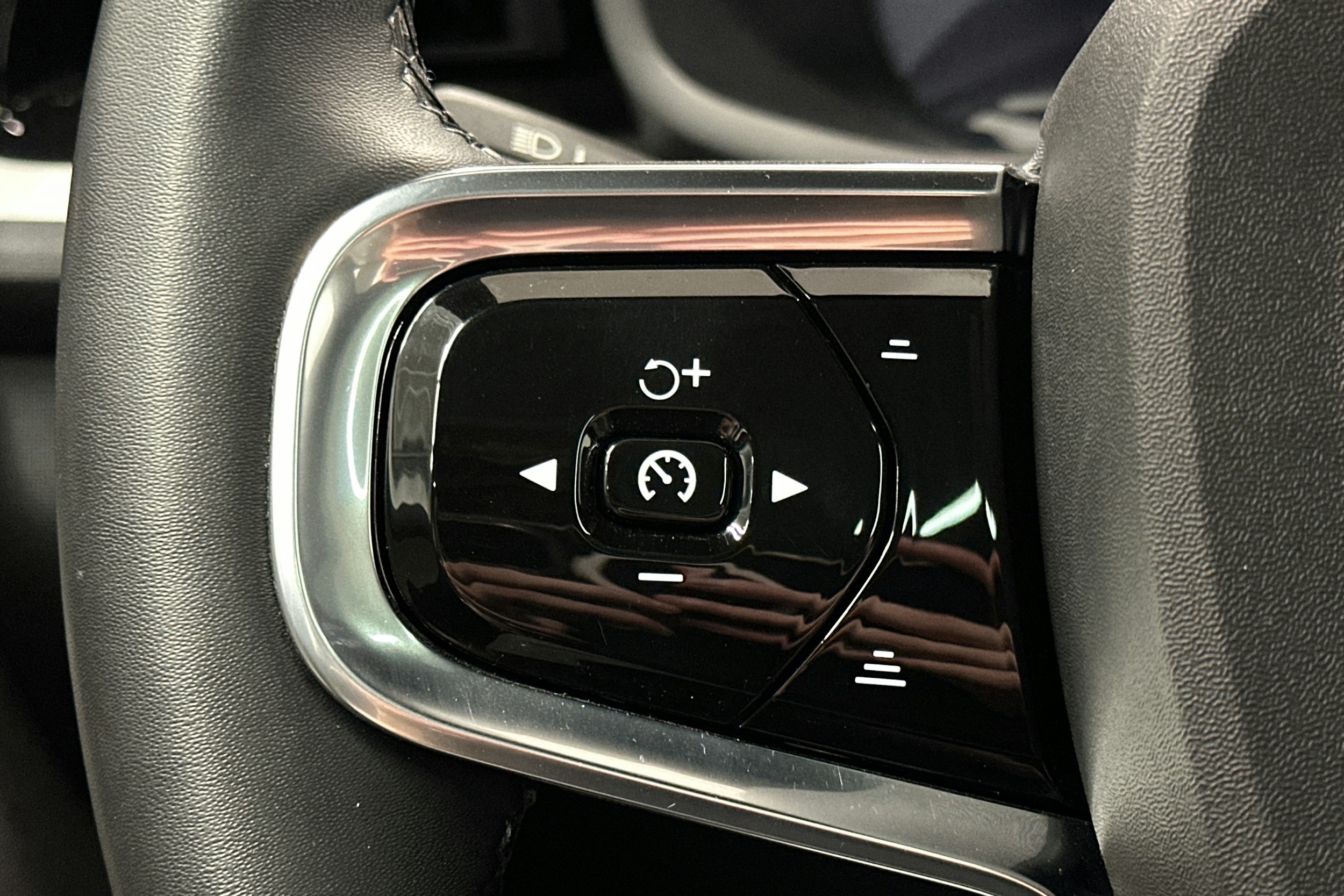harmaa Polestar 2 2023 kuva 22.
