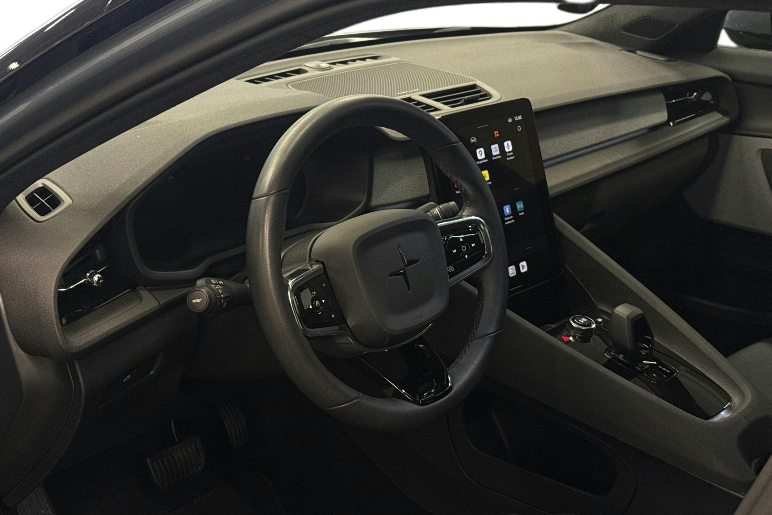 harmaa Polestar 2 2023 kuva 7.