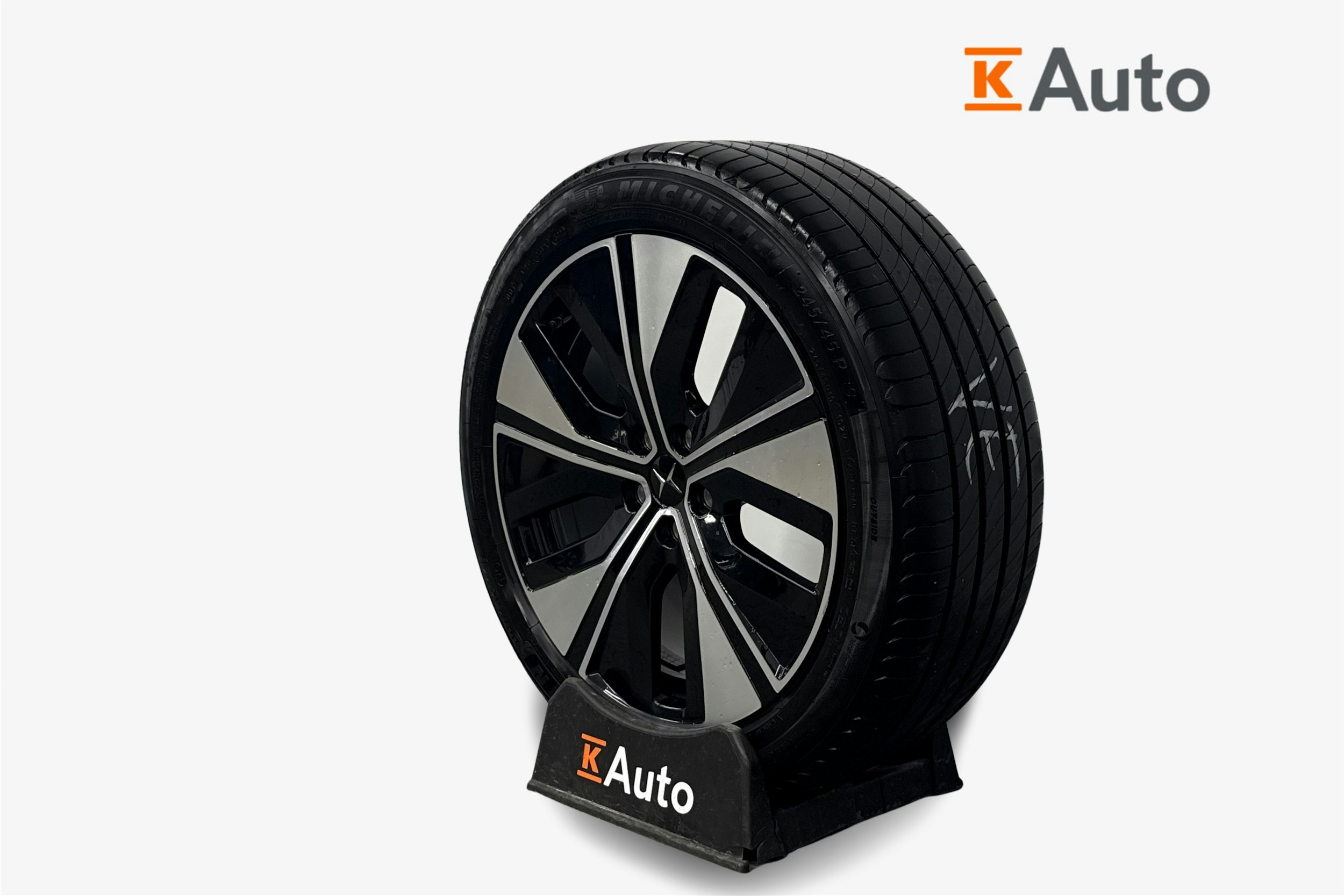 harmaa Polestar 2 2023 kuva 11.