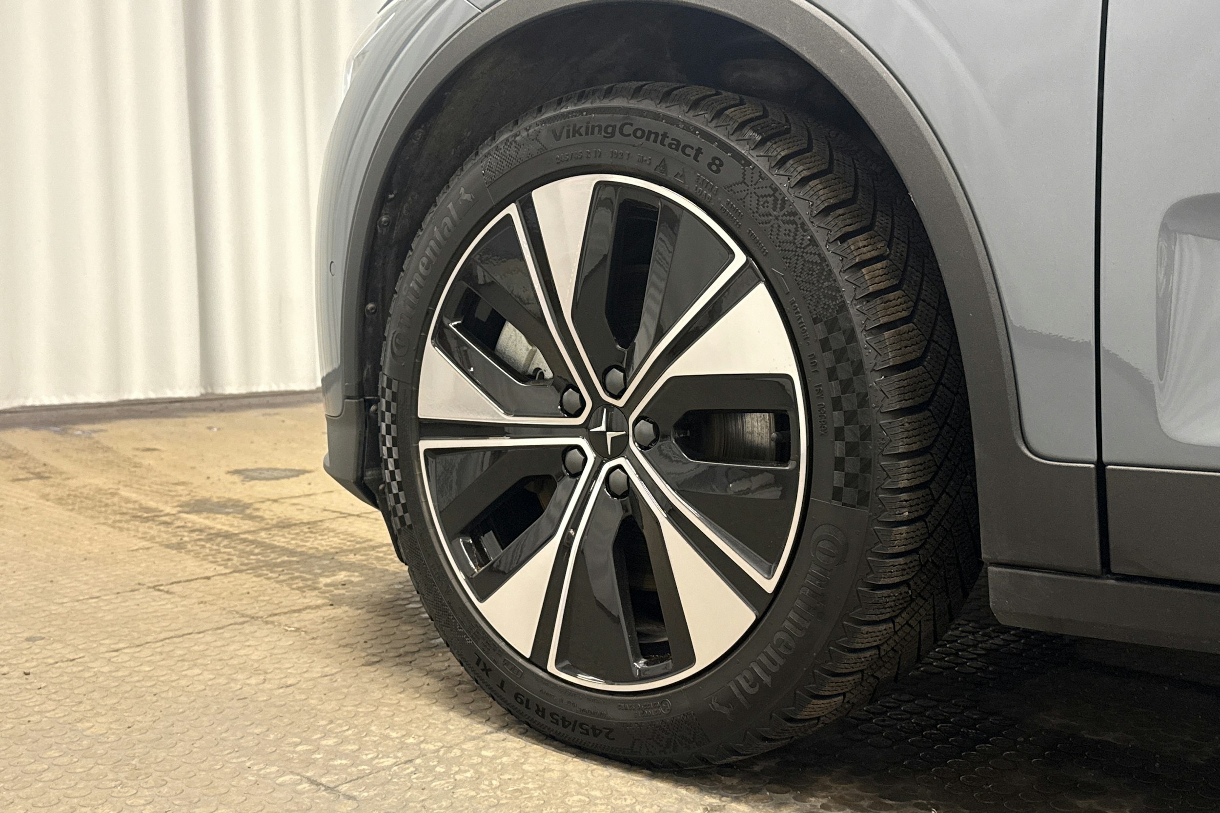 harmaa Polestar 2 2023 kuva 13.