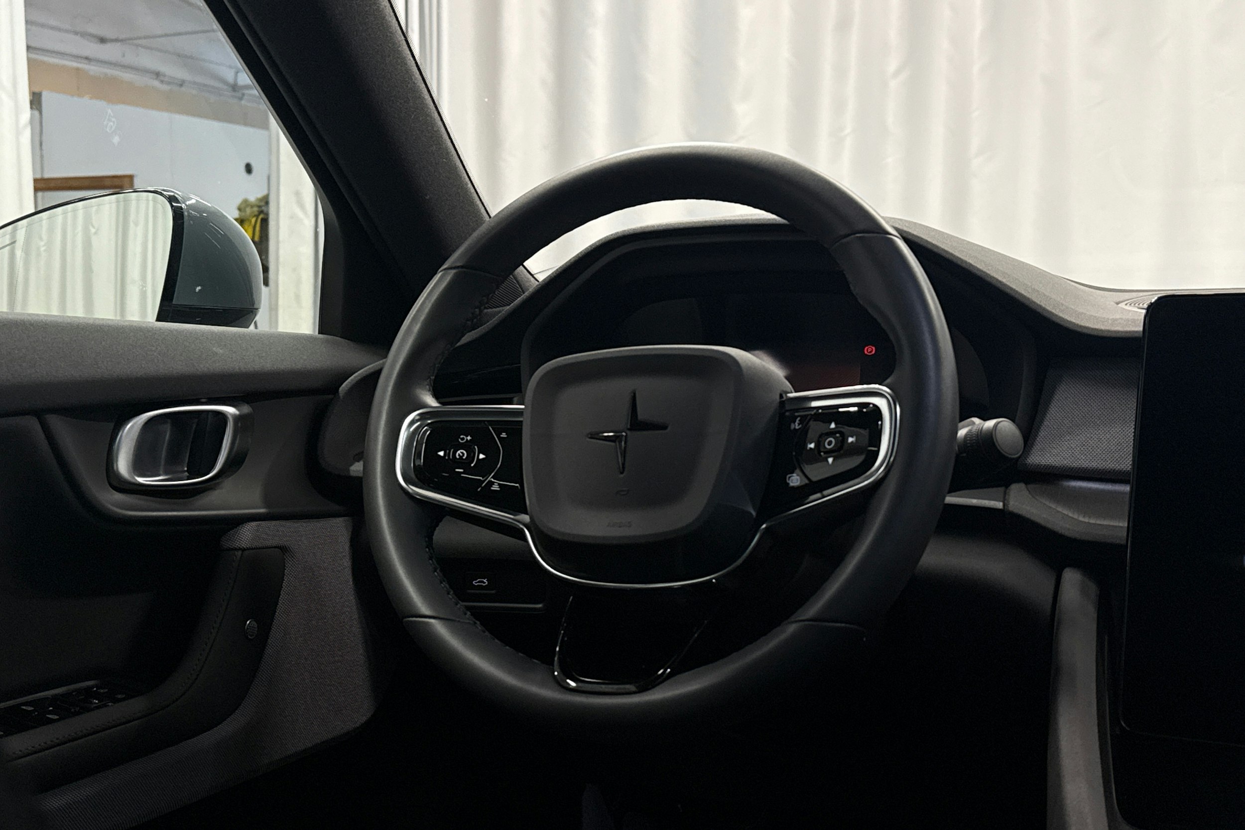 harmaa Polestar 2 2023 kuva 14.