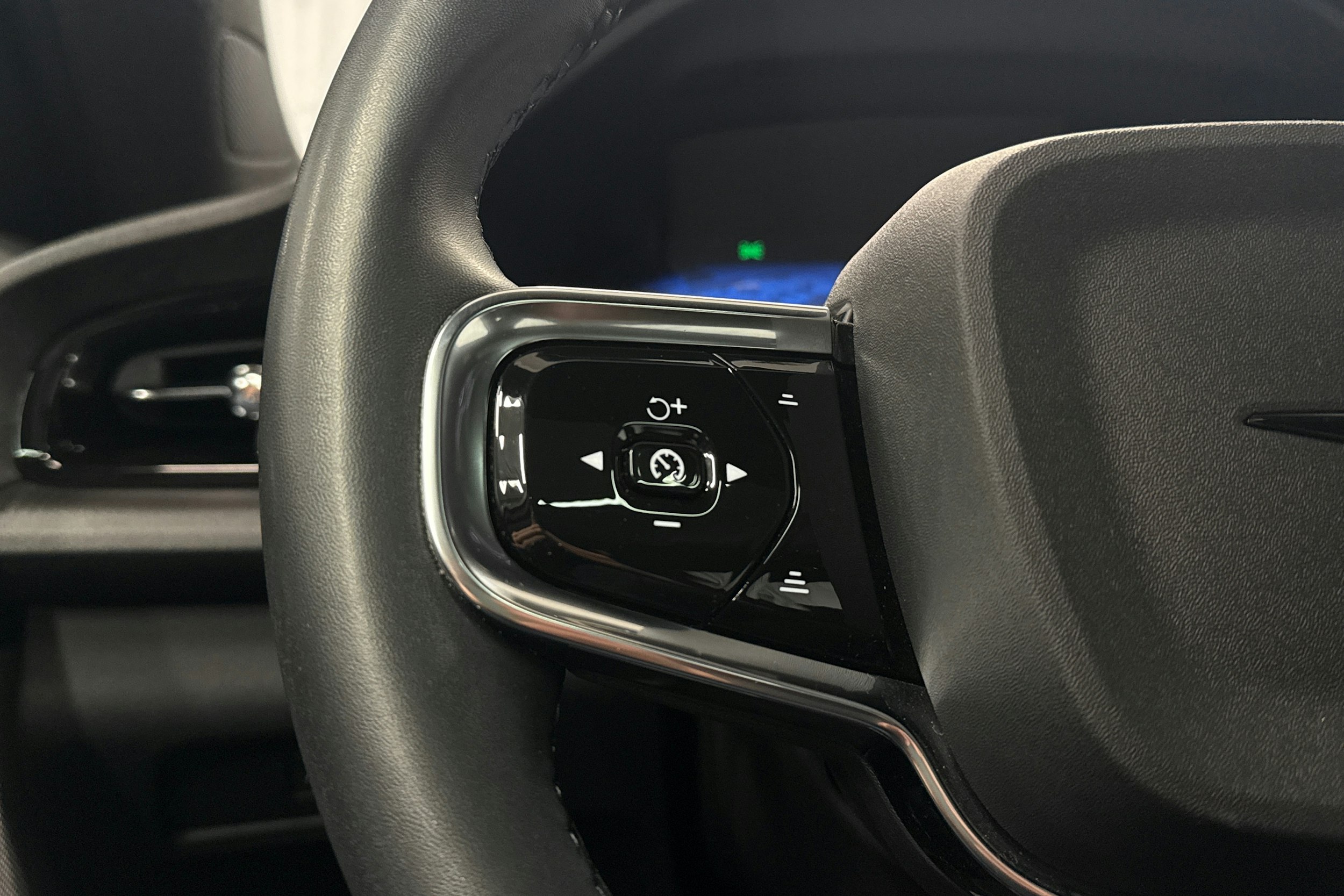 harmaa Polestar 2 2023 kuva 17.