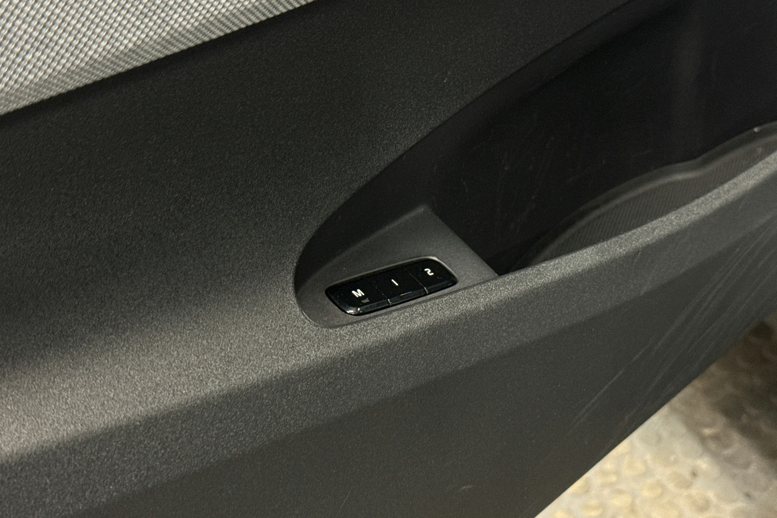 harmaa Polestar 2 2023 kuva 26.