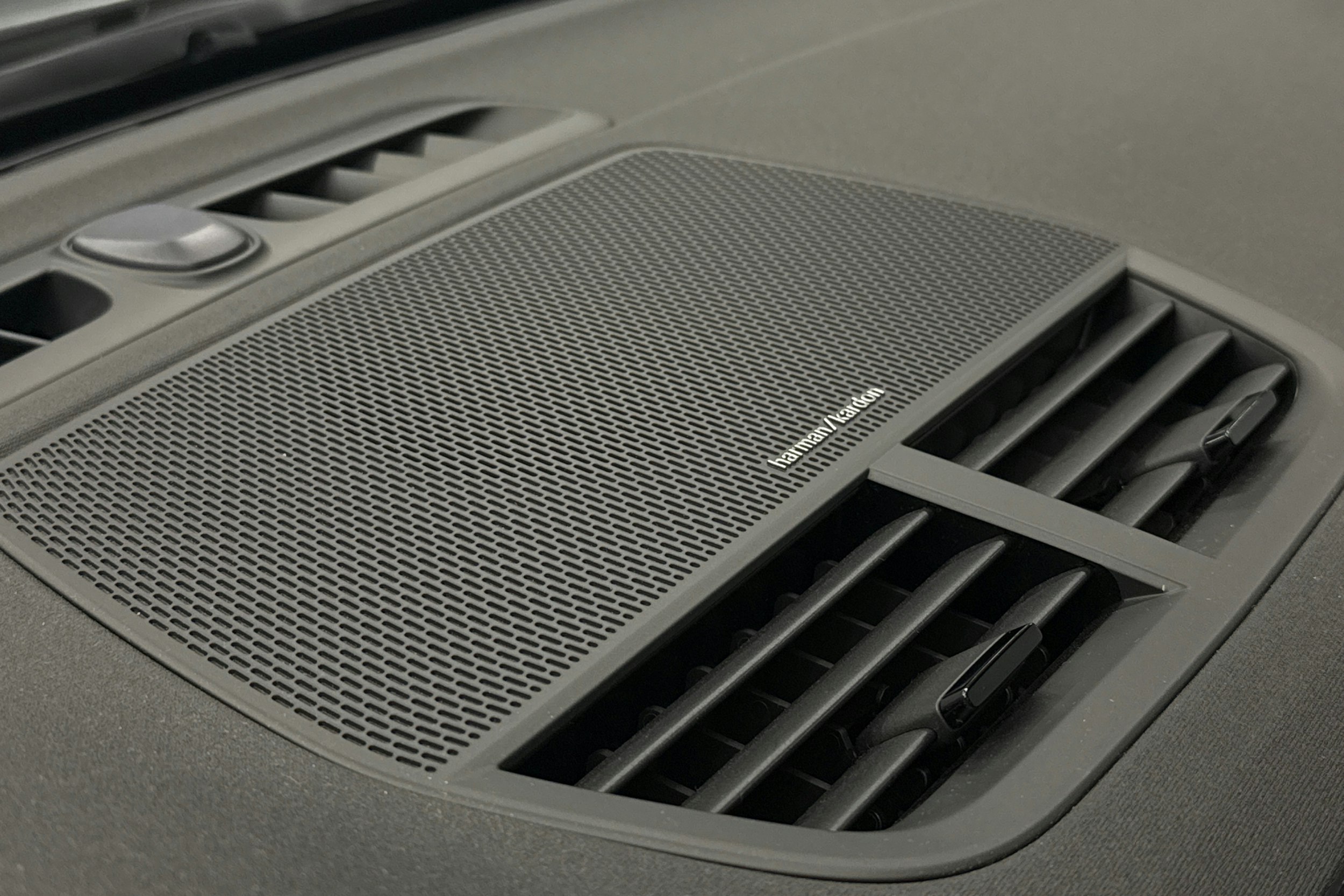 harmaa Polestar 2 2023 kuva 27.