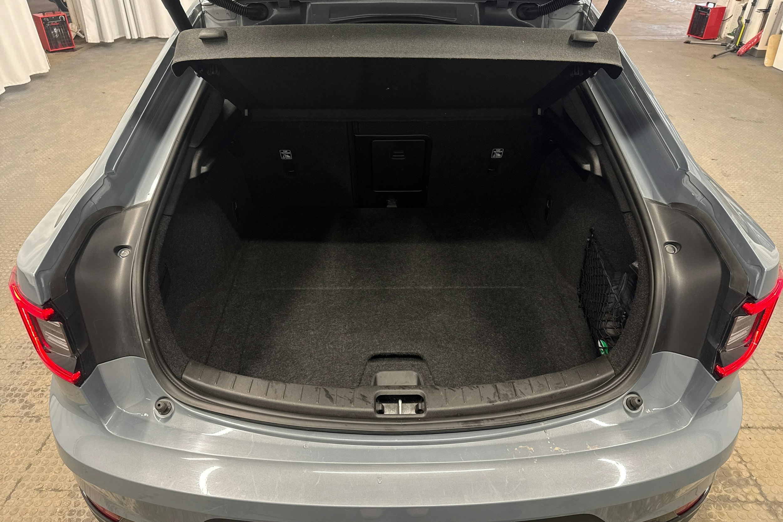 harmaa Polestar 2 2023 kuva 28.