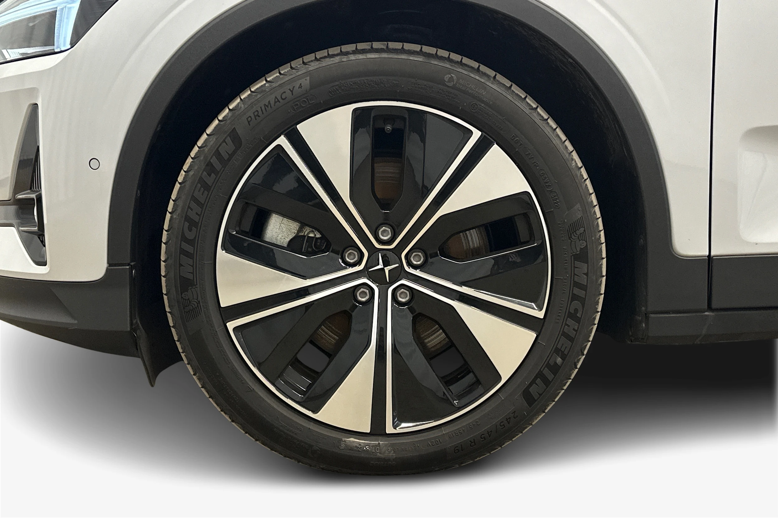 harmaa Polestar 2 2023 kuva 9.