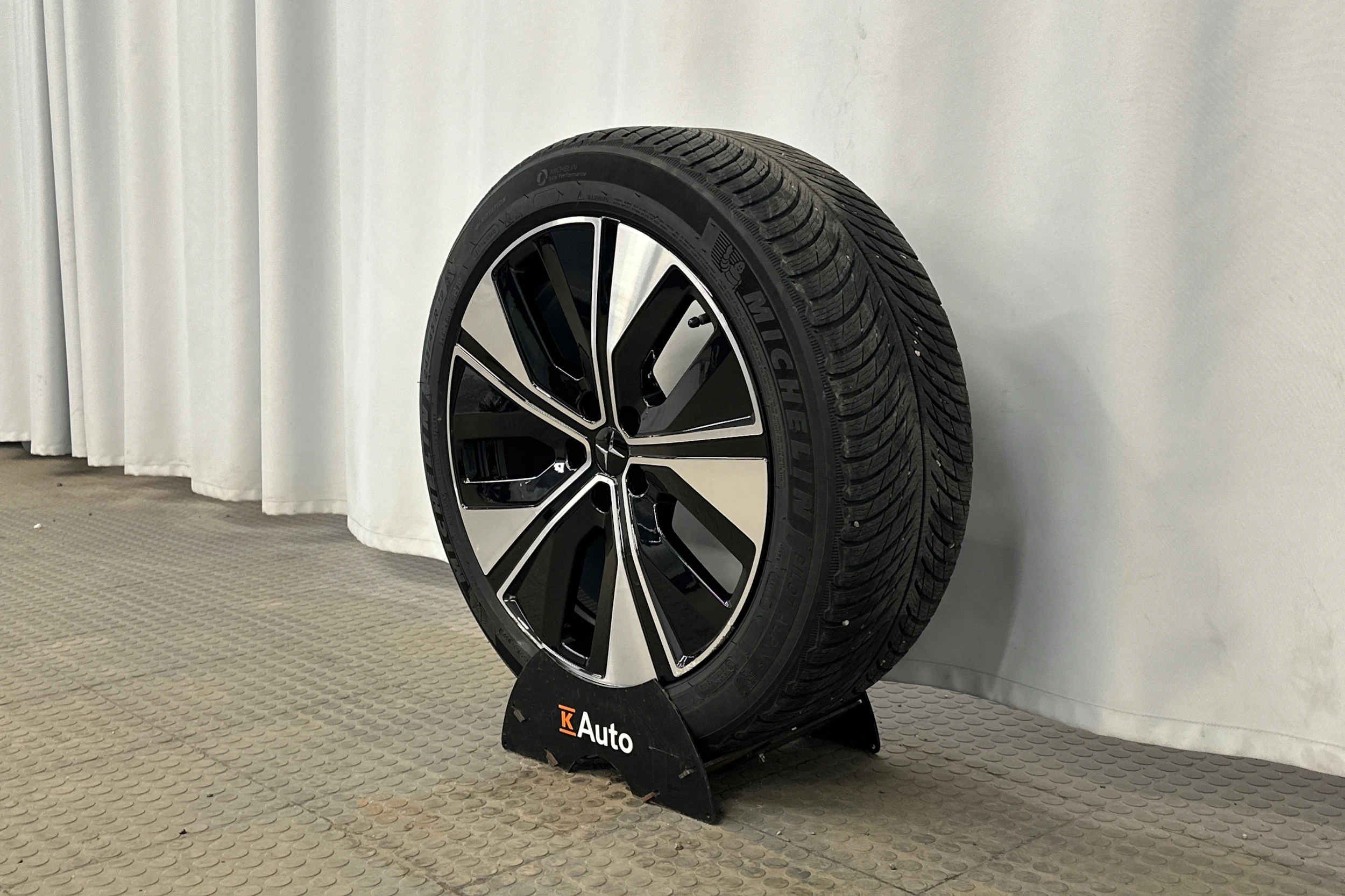 harmaa Polestar 2 2023 kuva 10.