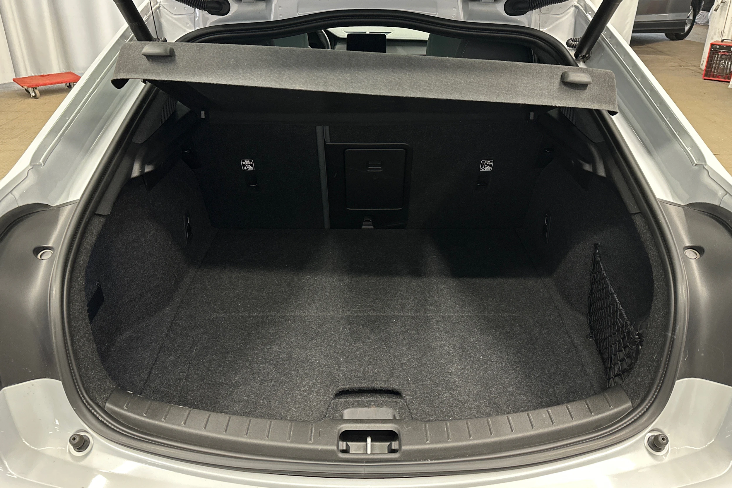 harmaa Polestar 2 2023 kuva 11.