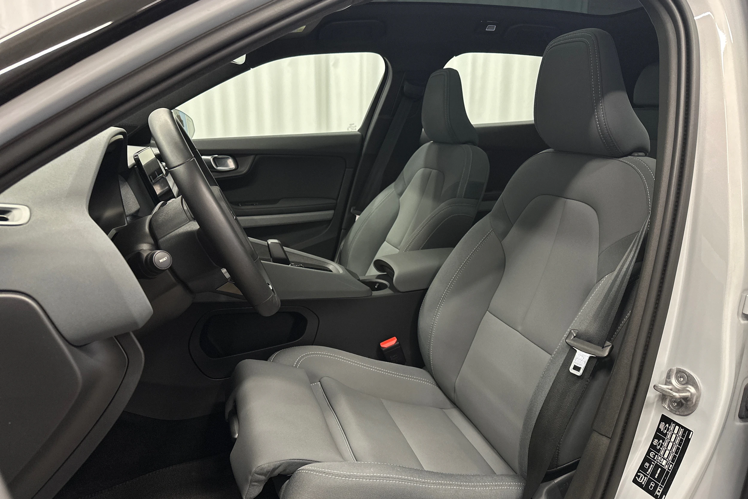 harmaa Polestar 2 2023 kuva 13.