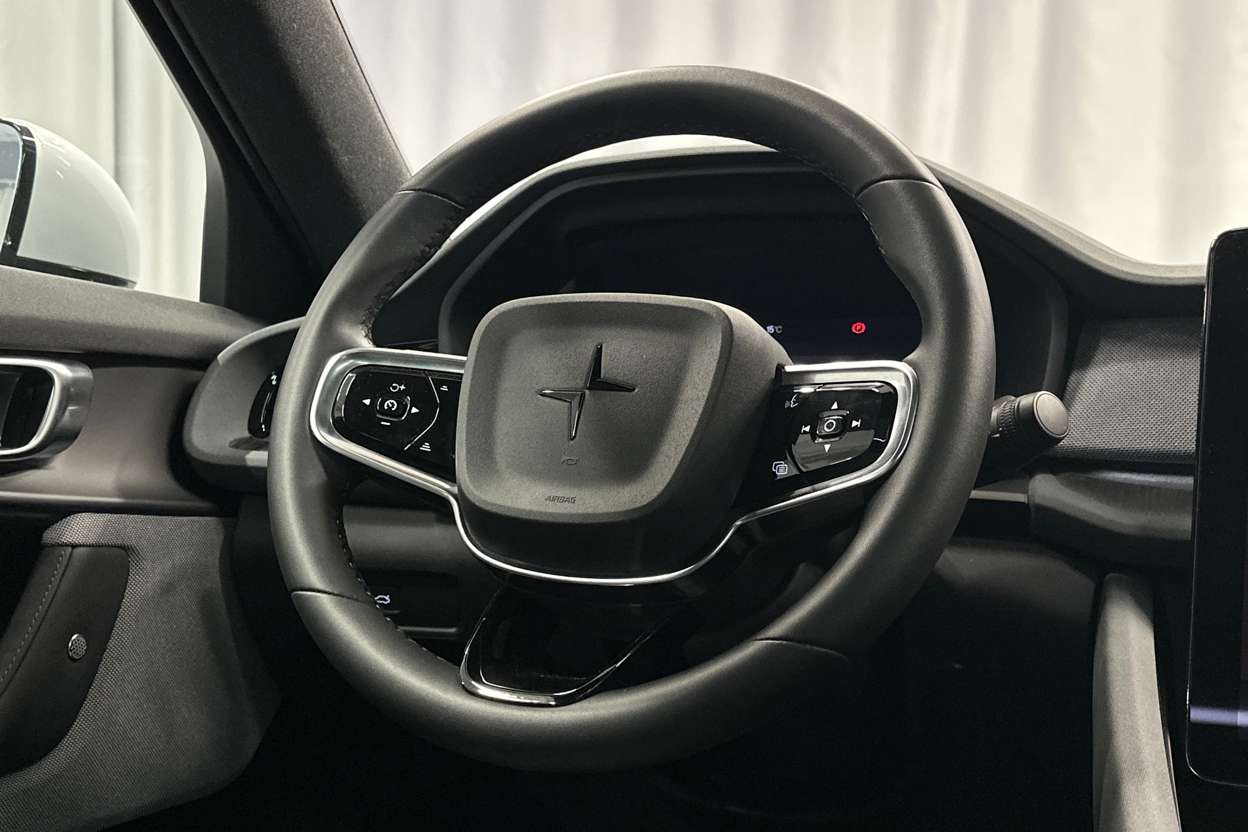 harmaa Polestar 2 2023 kuva 17.