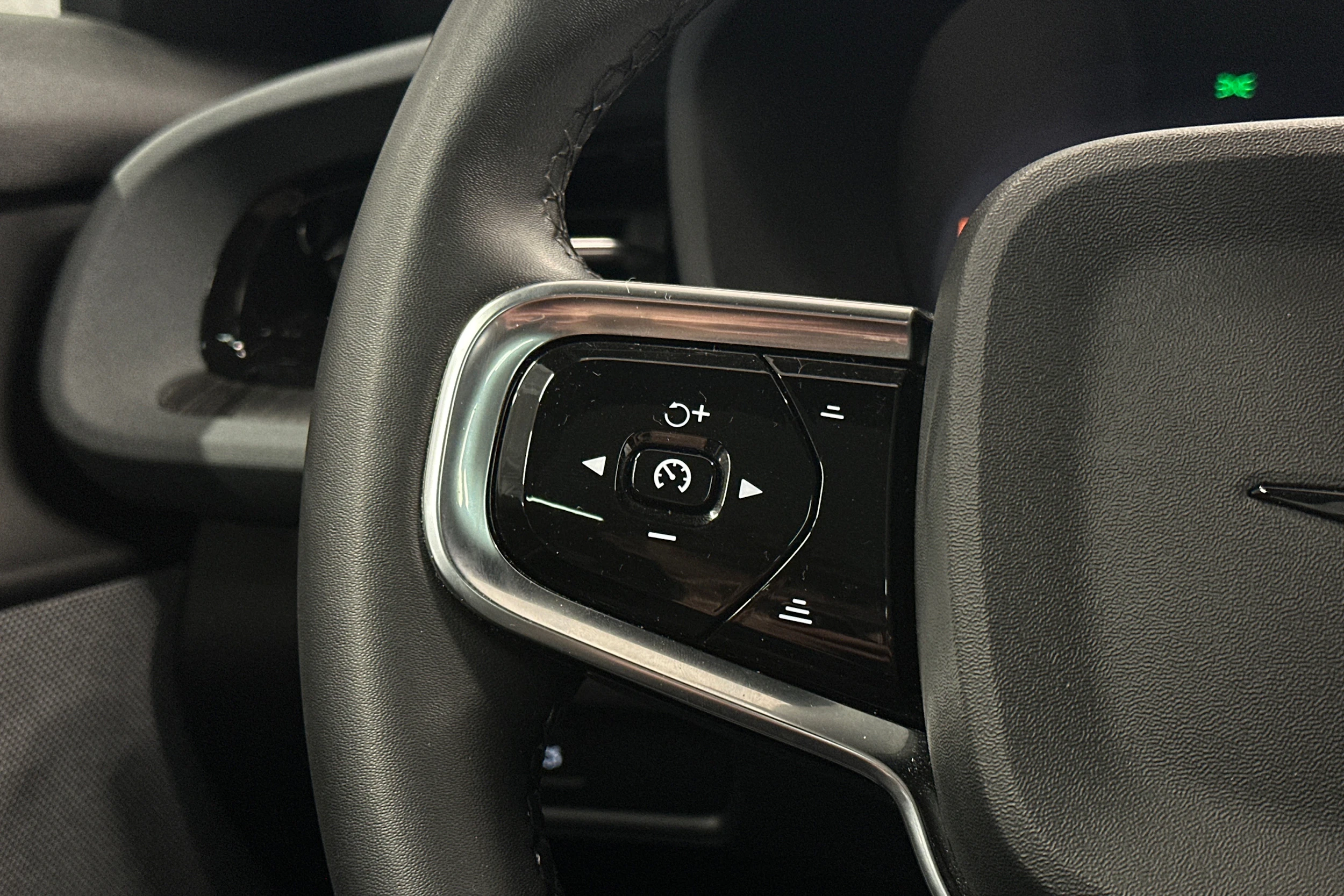 harmaa Polestar 2 2023 kuva 18.