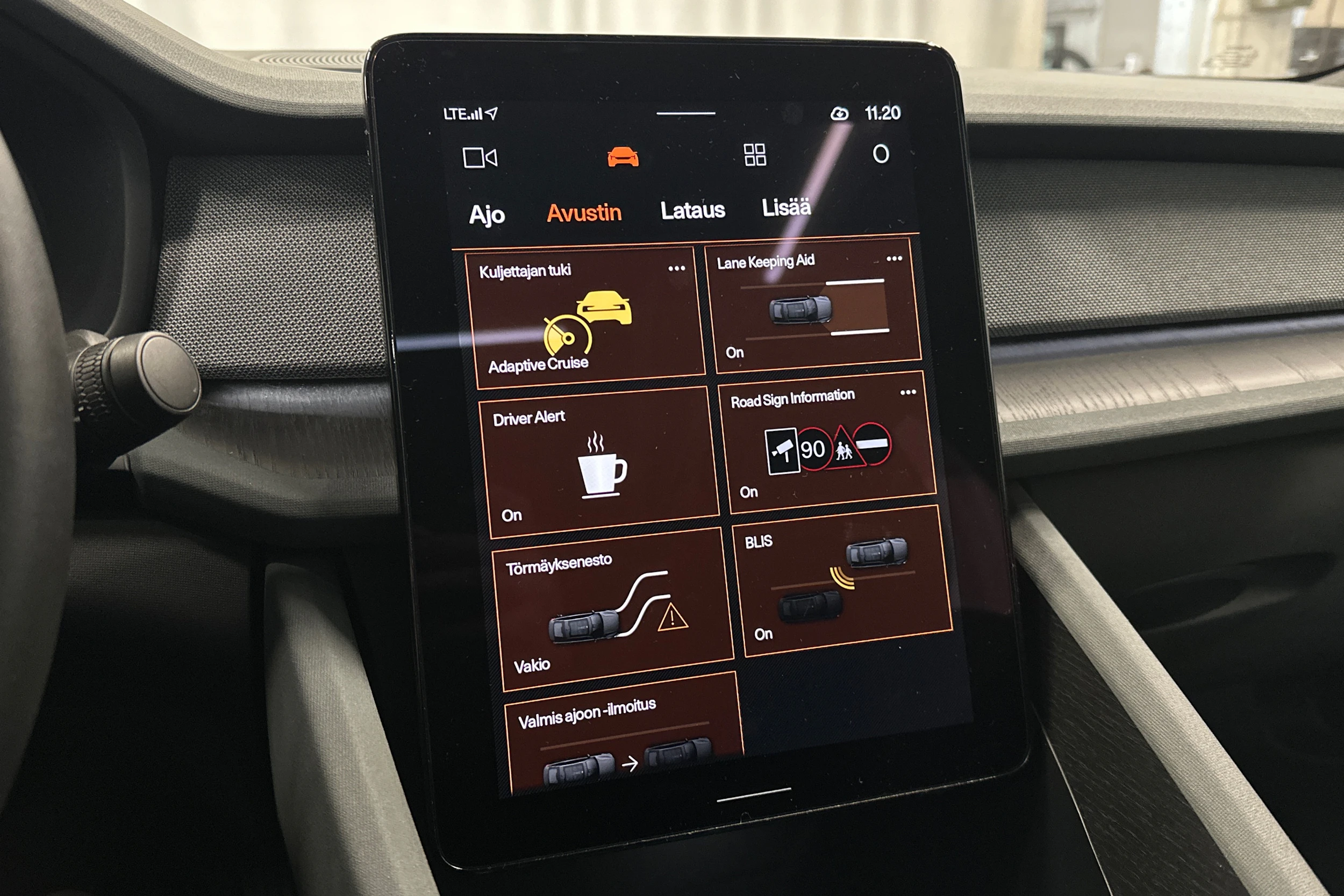 harmaa Polestar 2 2023 kuva 22.