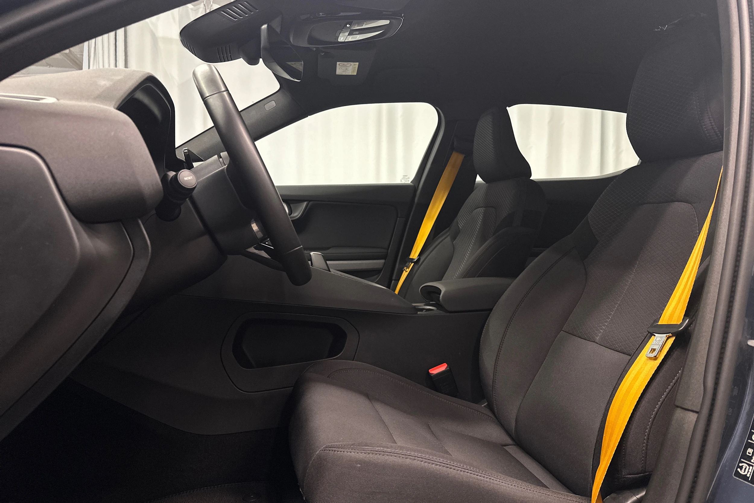 sininen Polestar 2 2023 kuva 14.