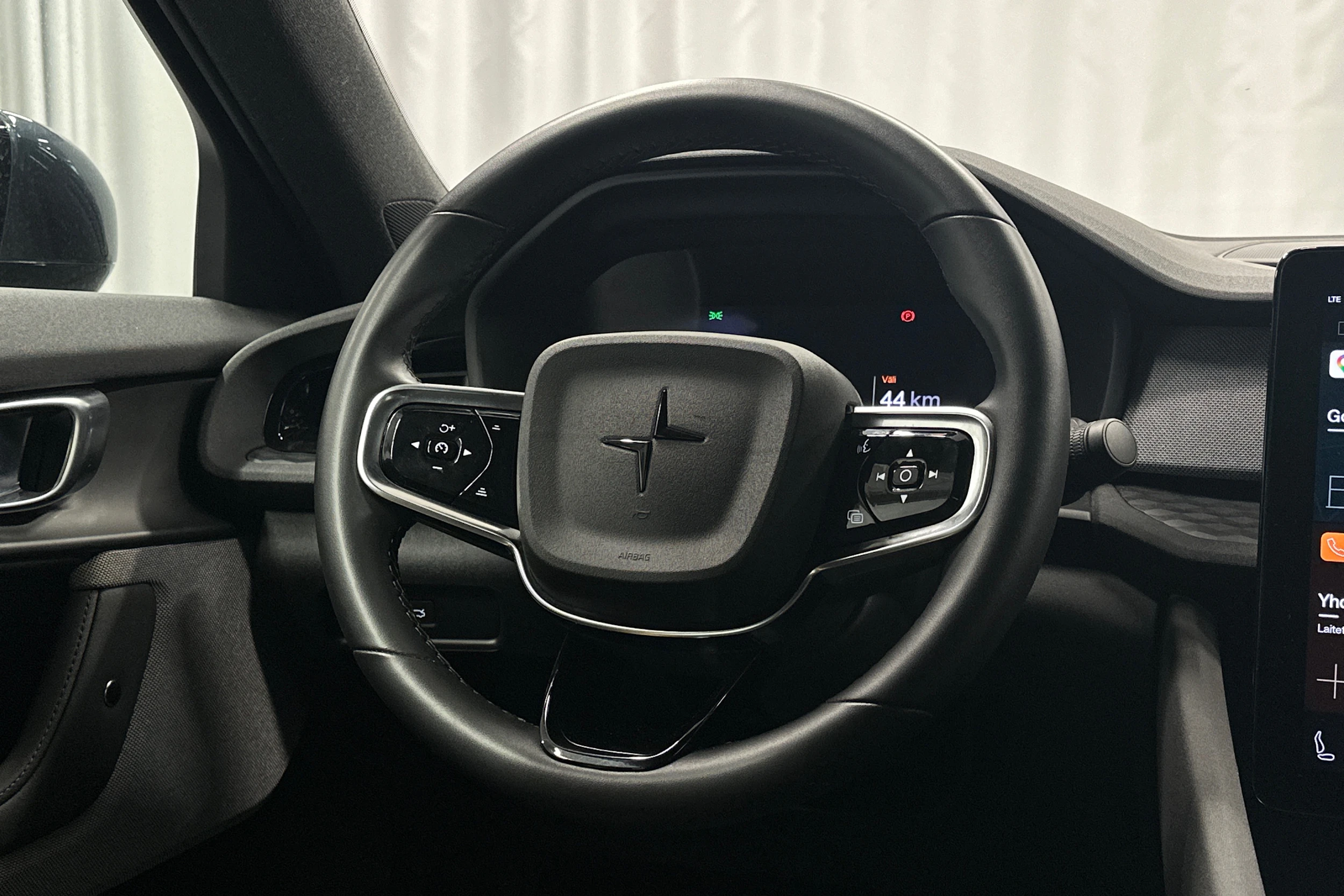 sininen Polestar 2 2023 kuva 15.