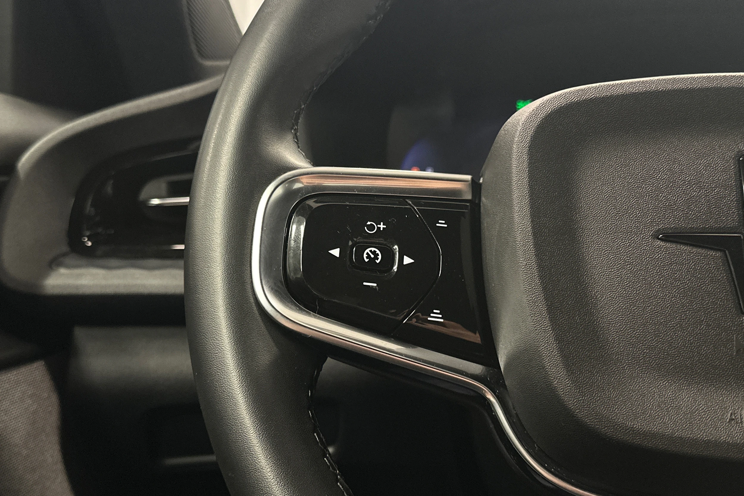sininen Polestar 2 2023 kuva 16.