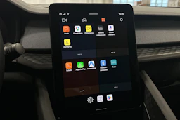 sininen Polestar 2 2023 kuva 19.