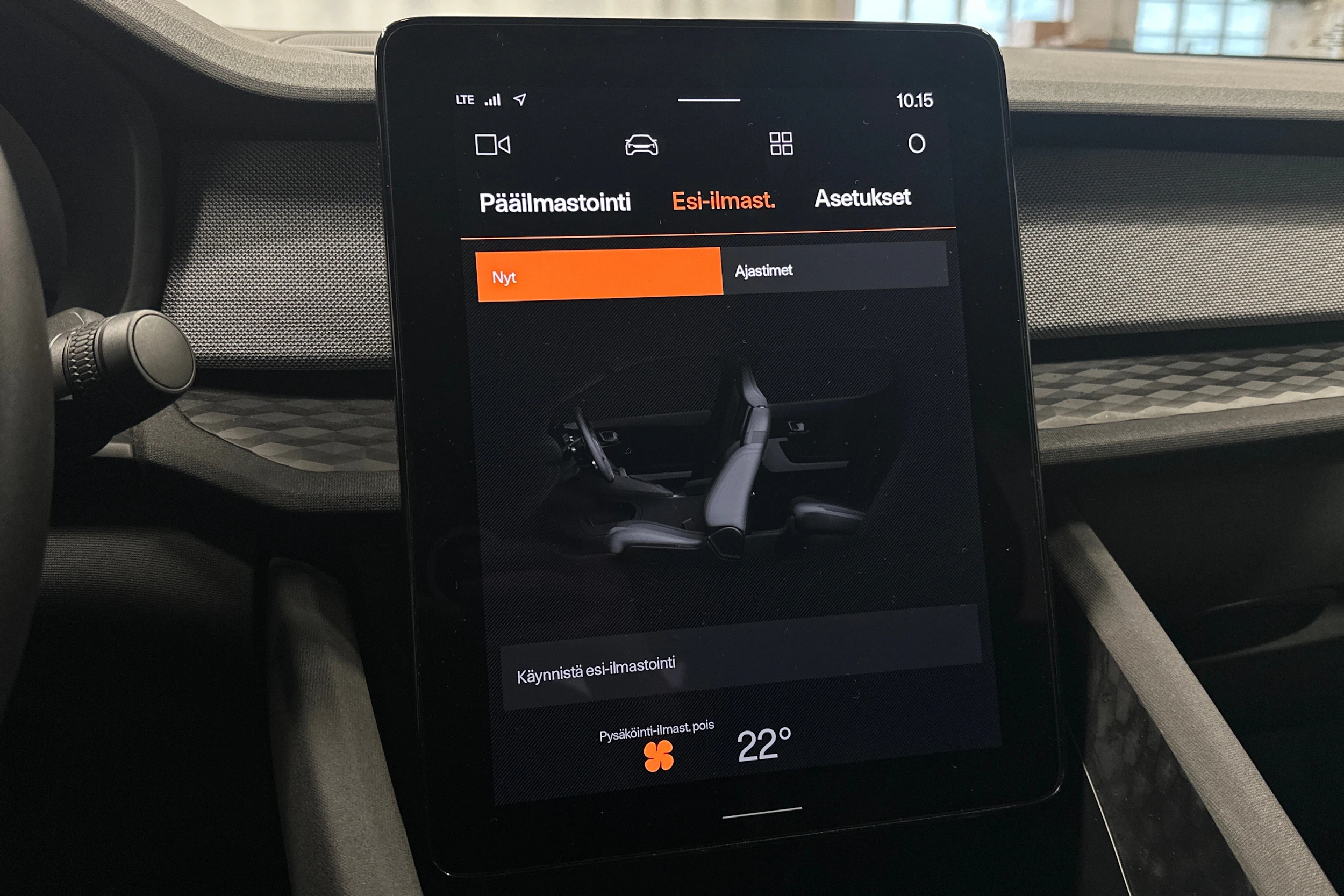 sininen Polestar 2 2023 kuva 22.