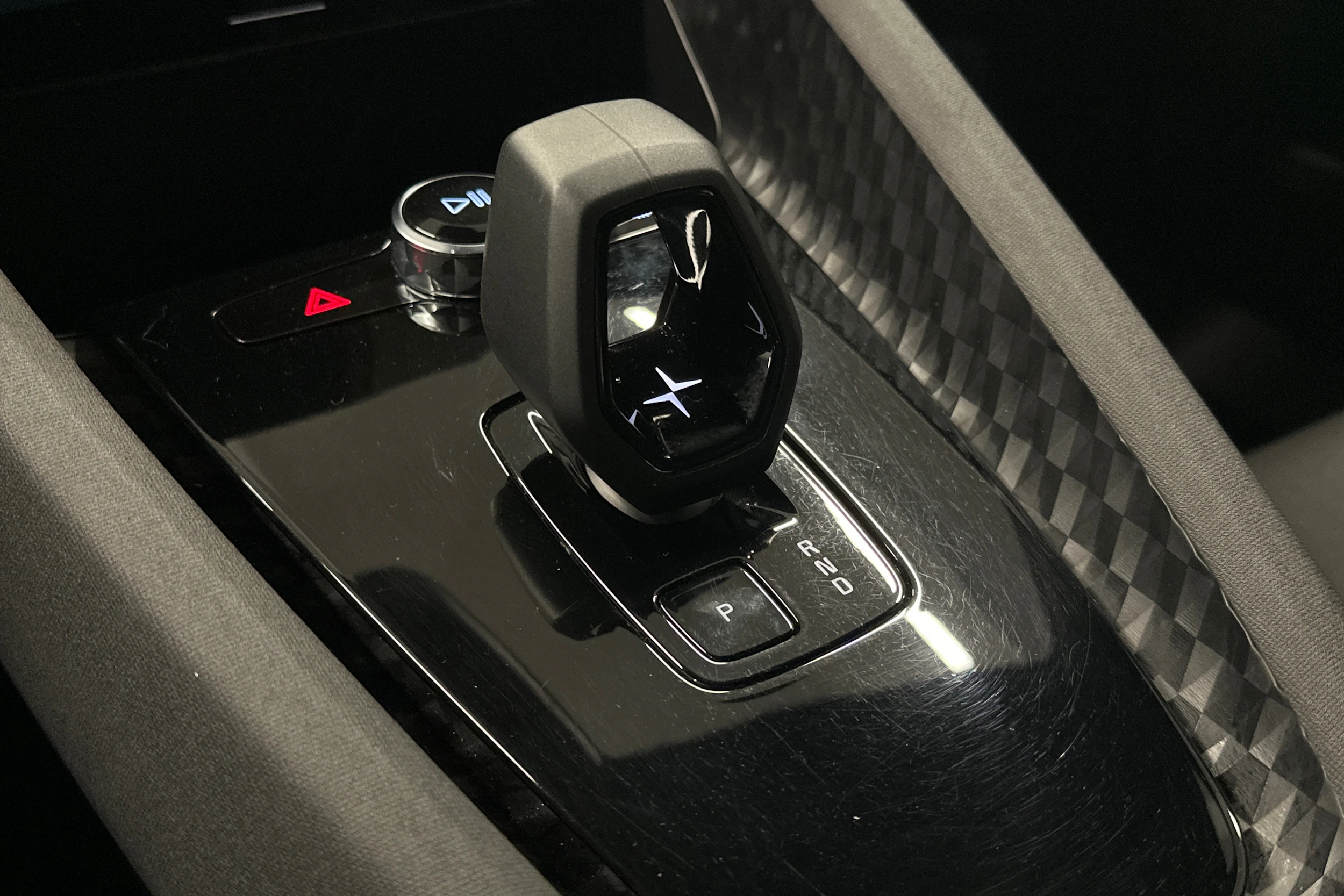 sininen Polestar 2 2023 kuva 24.