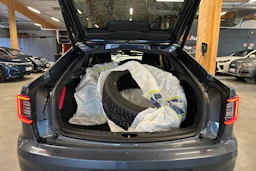 sininen Polestar 2 2023 kuva 5.