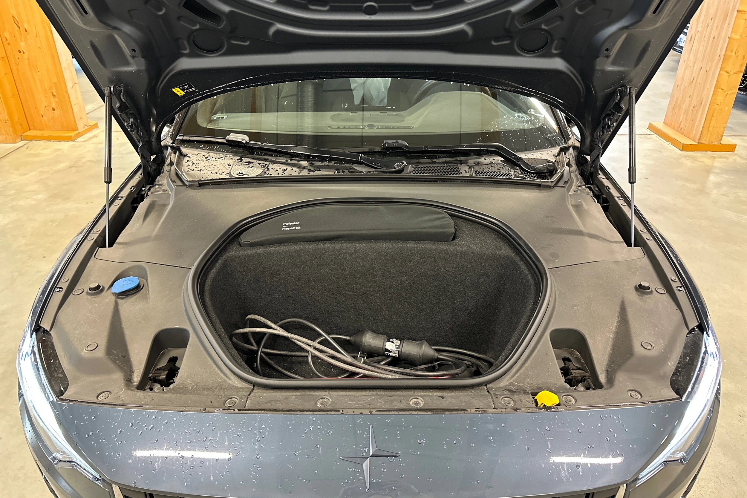 sininen Polestar 2 2023 kuva 7.