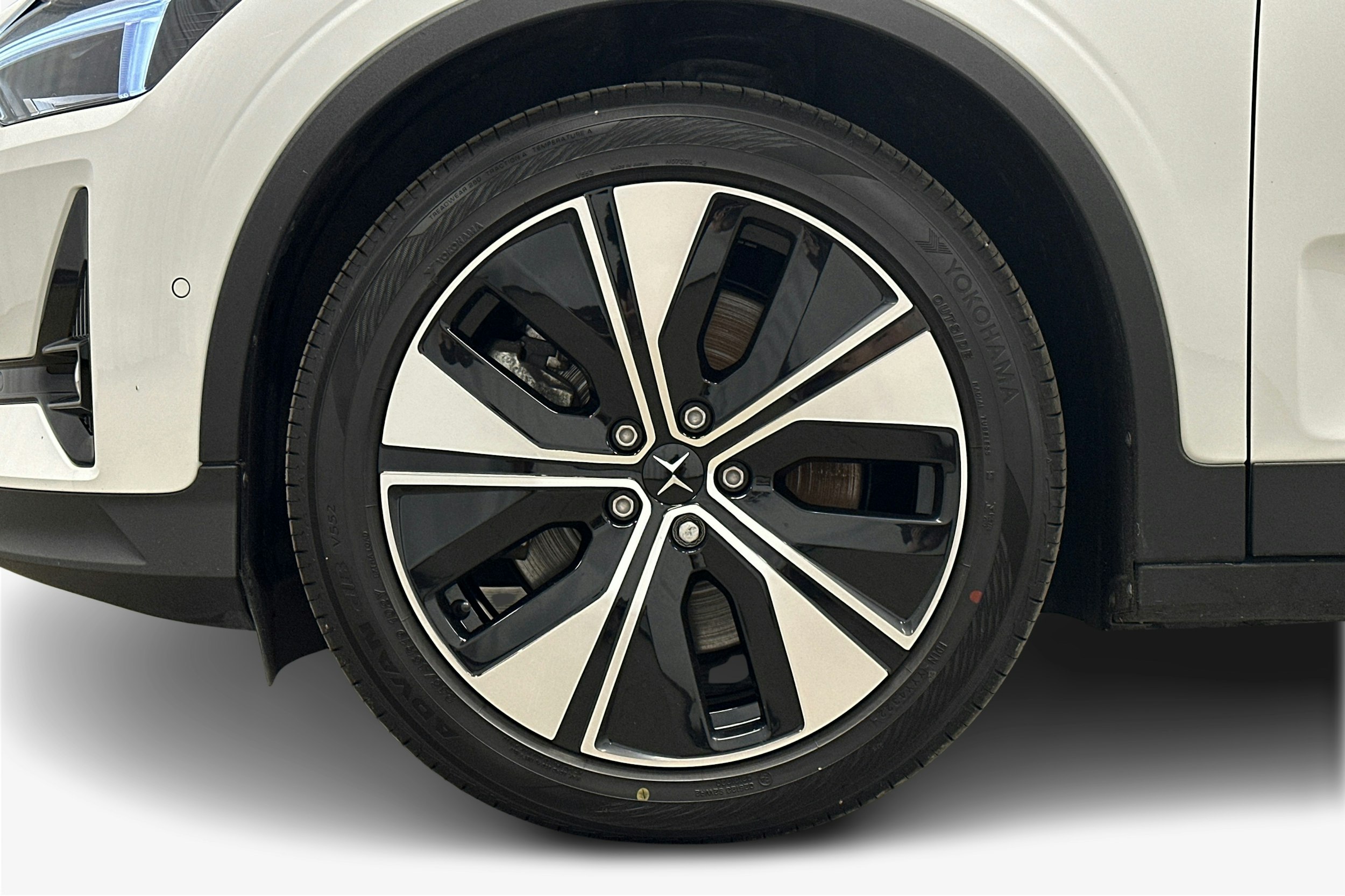 valkoinen Polestar 2 2023 kuva 11.