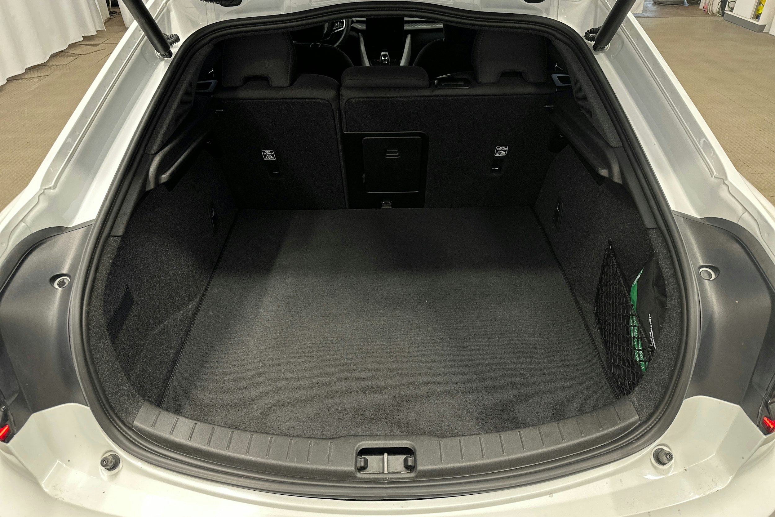 valkoinen Polestar 2 2023 kuva 14.