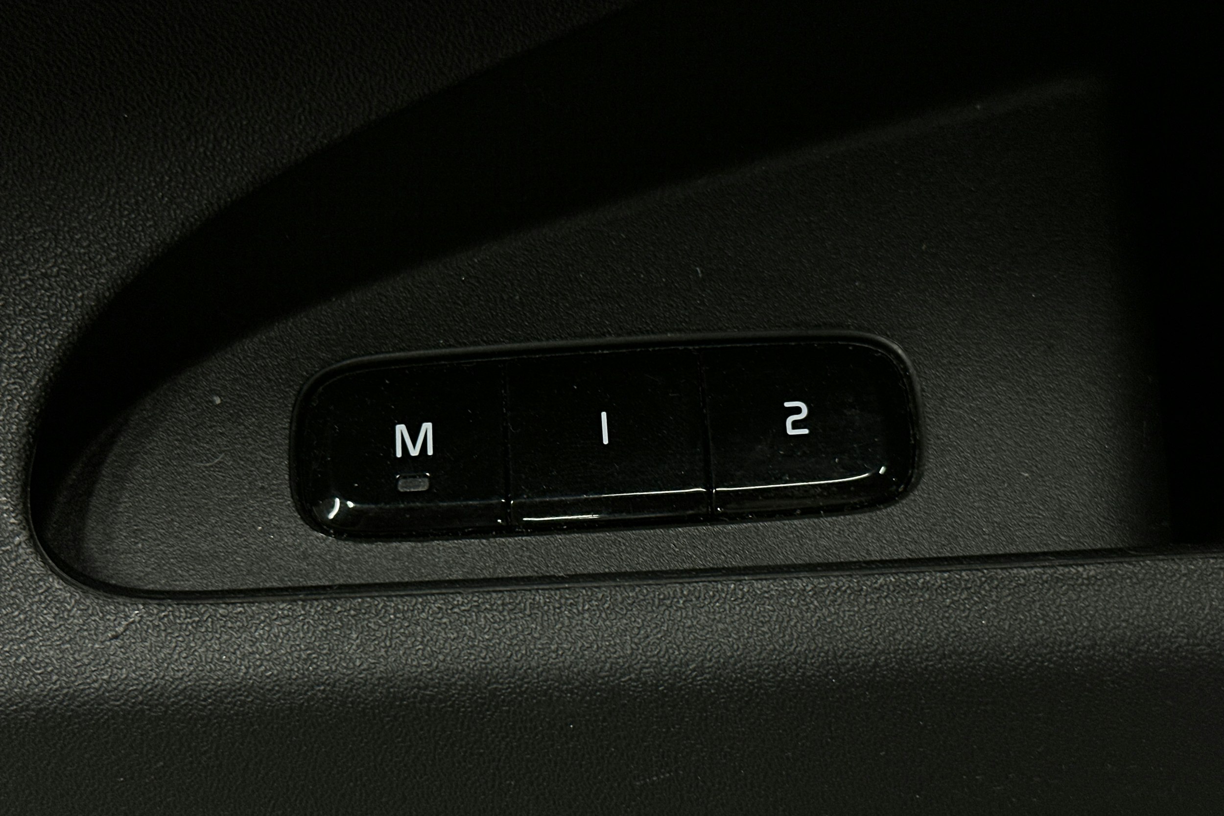 valkoinen Polestar 2 2023 kuva 16.