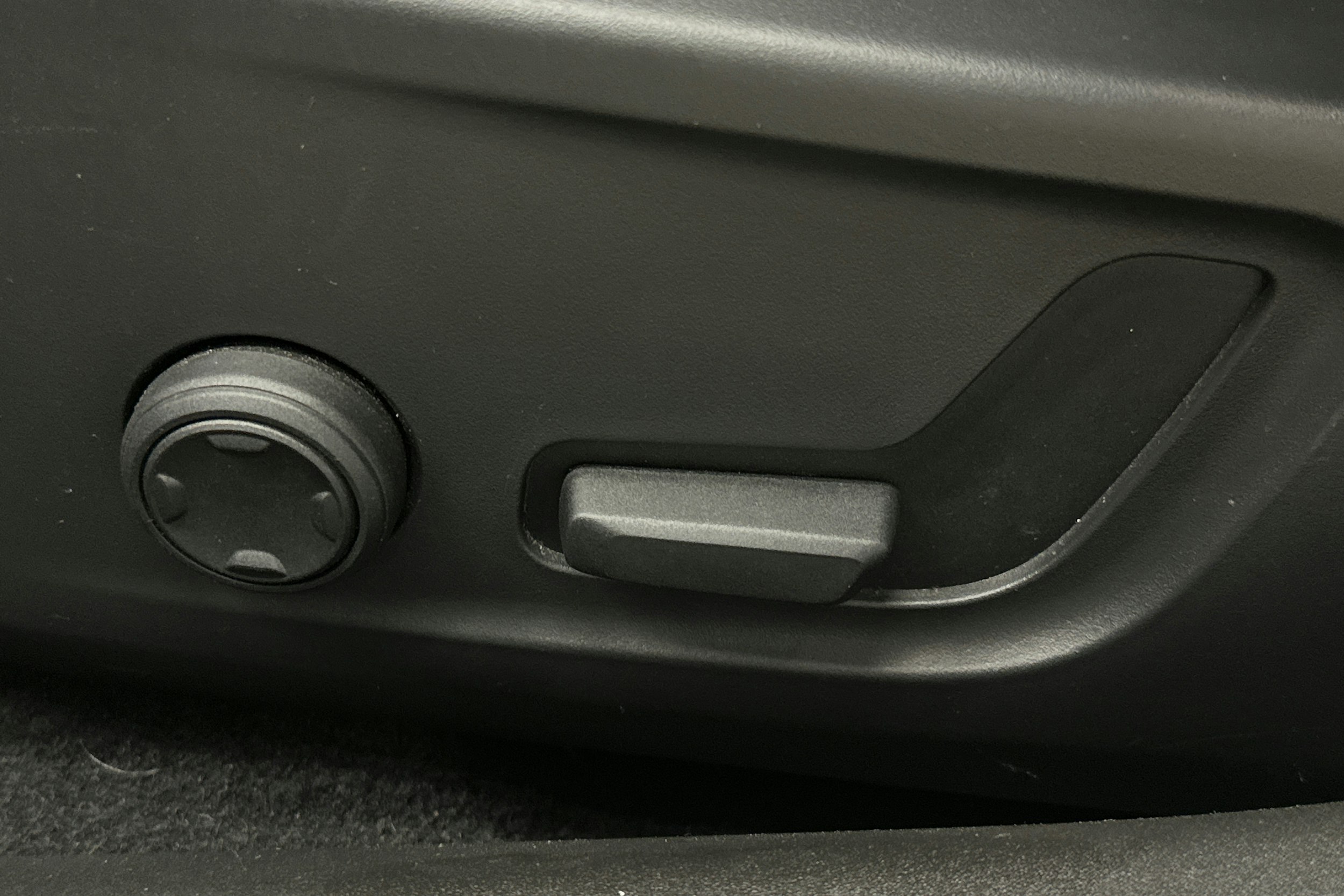 valkoinen Polestar 2 2023 kuva 17.