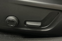 valkoinen Polestar 2 2023 kuva 17.
