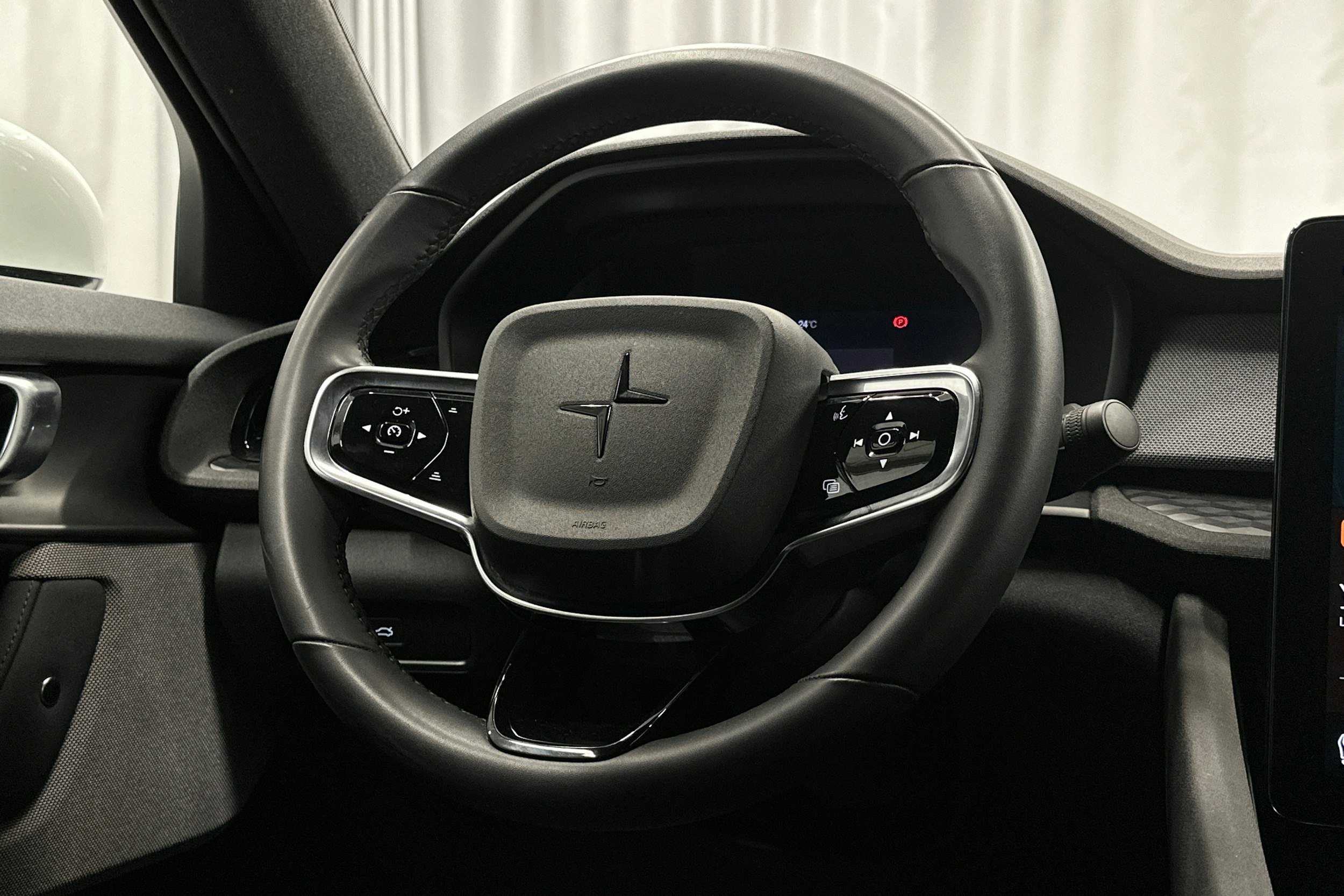 valkoinen Polestar 2 2023 kuva 18.