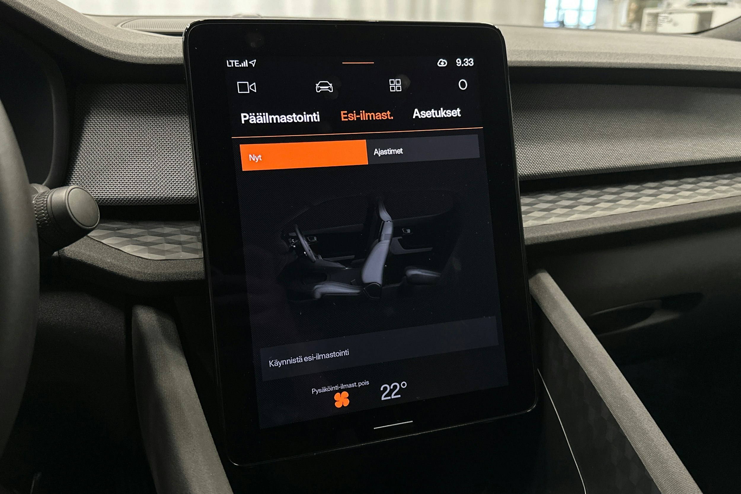 valkoinen Polestar 2 2023 kuva 23.