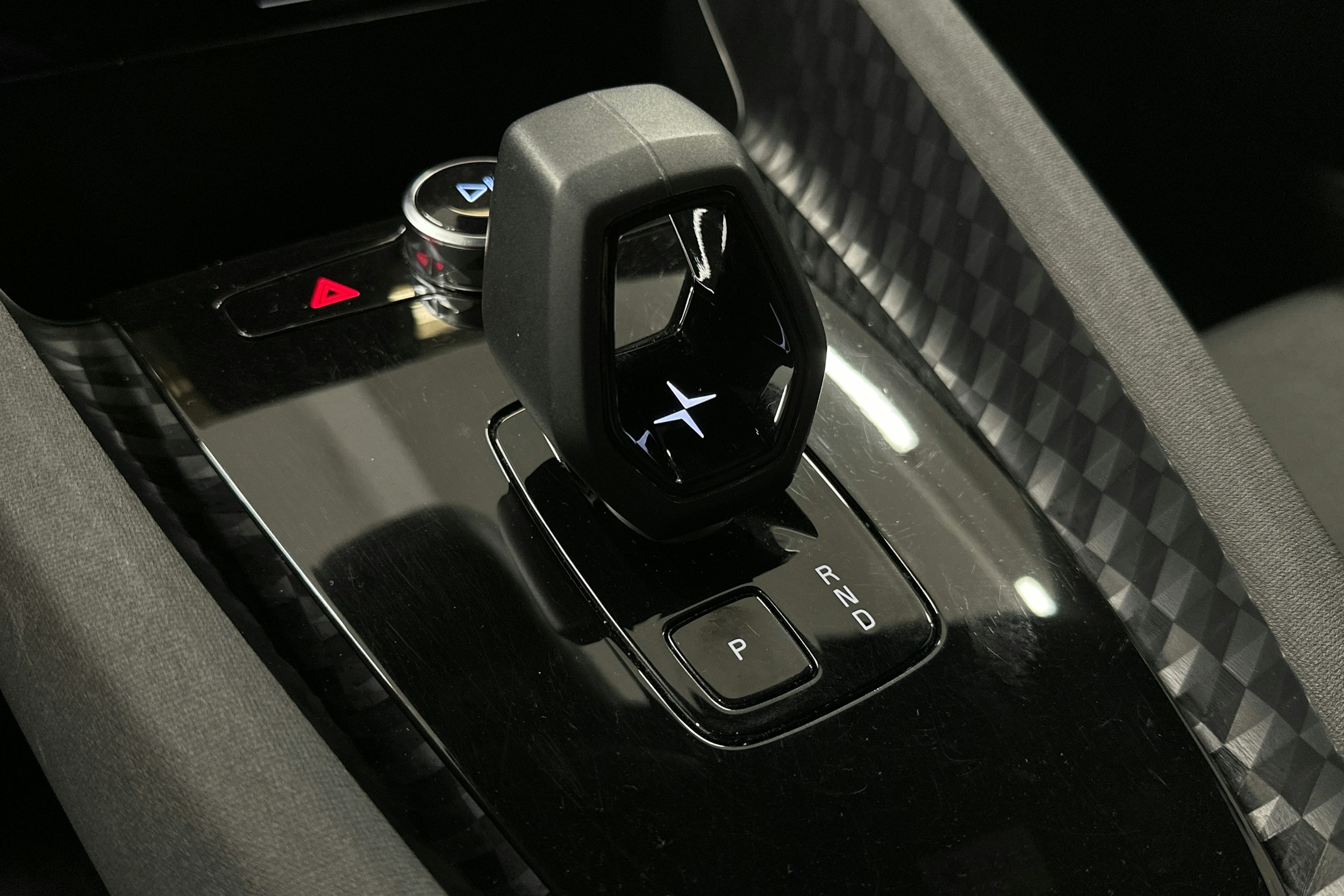 valkoinen Polestar 2 2023 kuva 27.