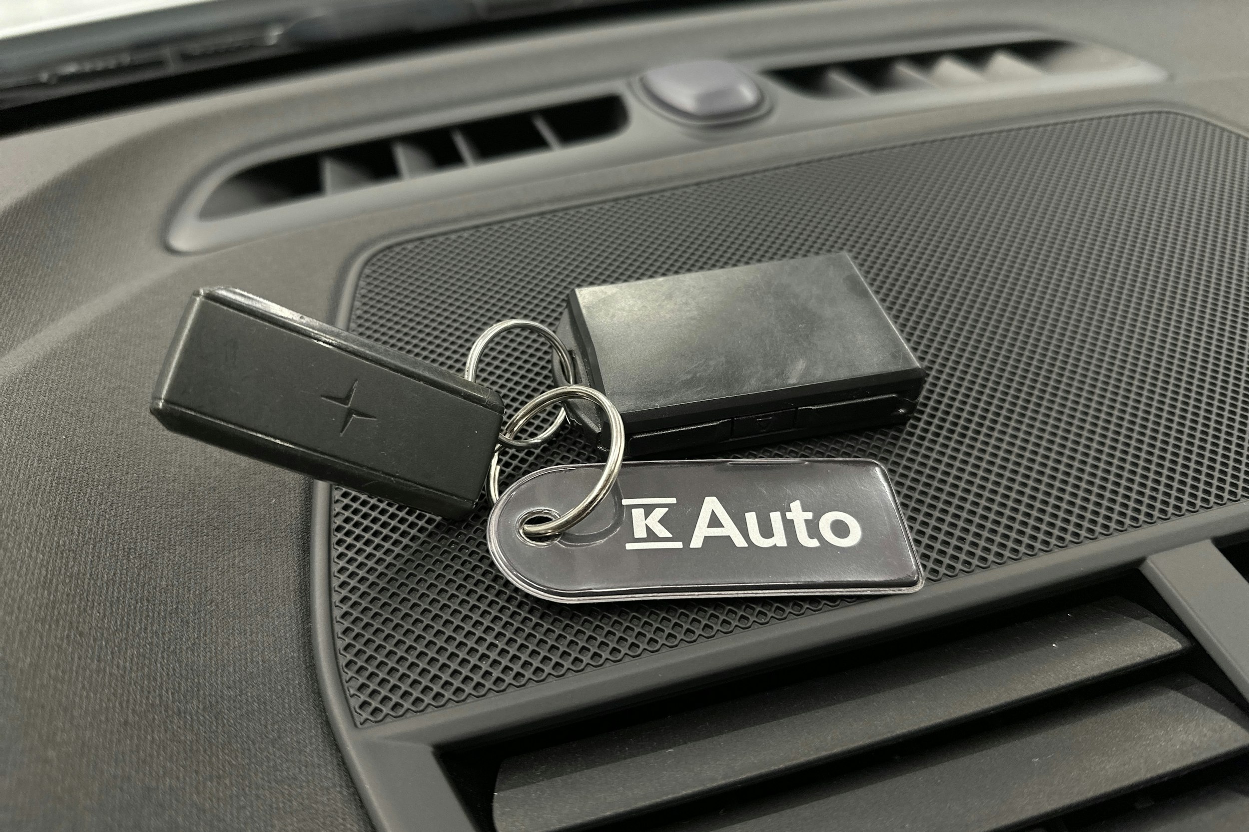 valkoinen Polestar 2 2023 kuva 28.